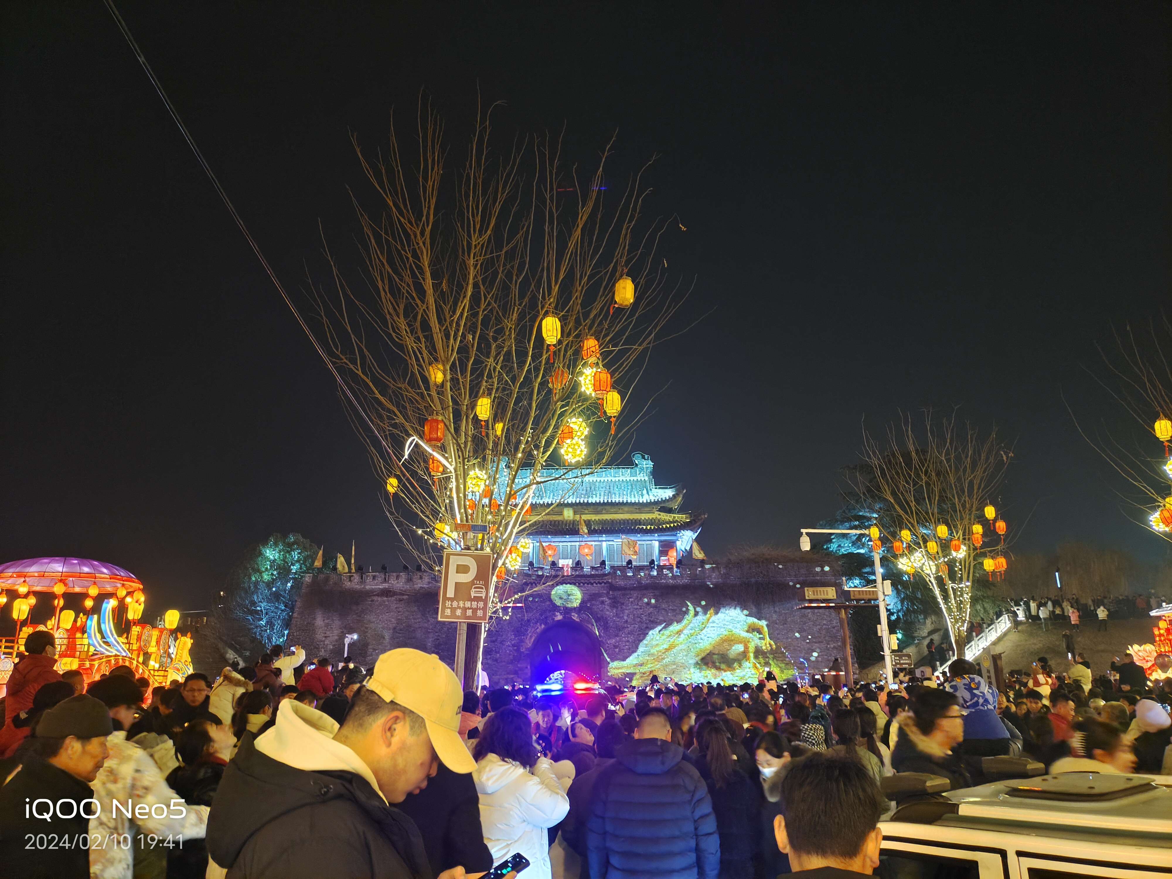 我加入了拍摄的人群,成为这壮丽夜景中的一部分.