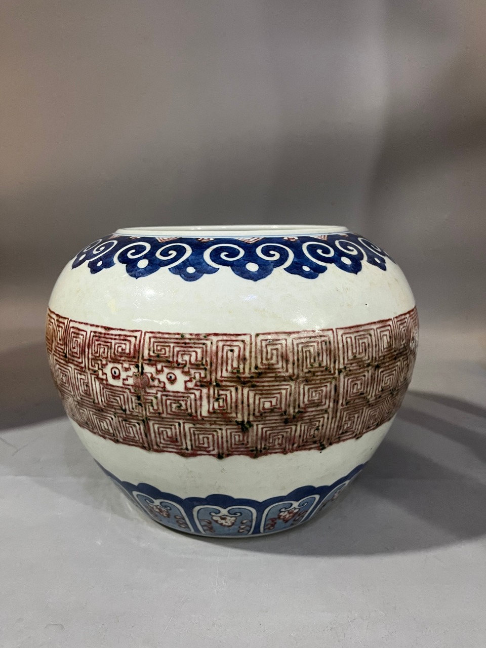 青花釉里红回纹缸