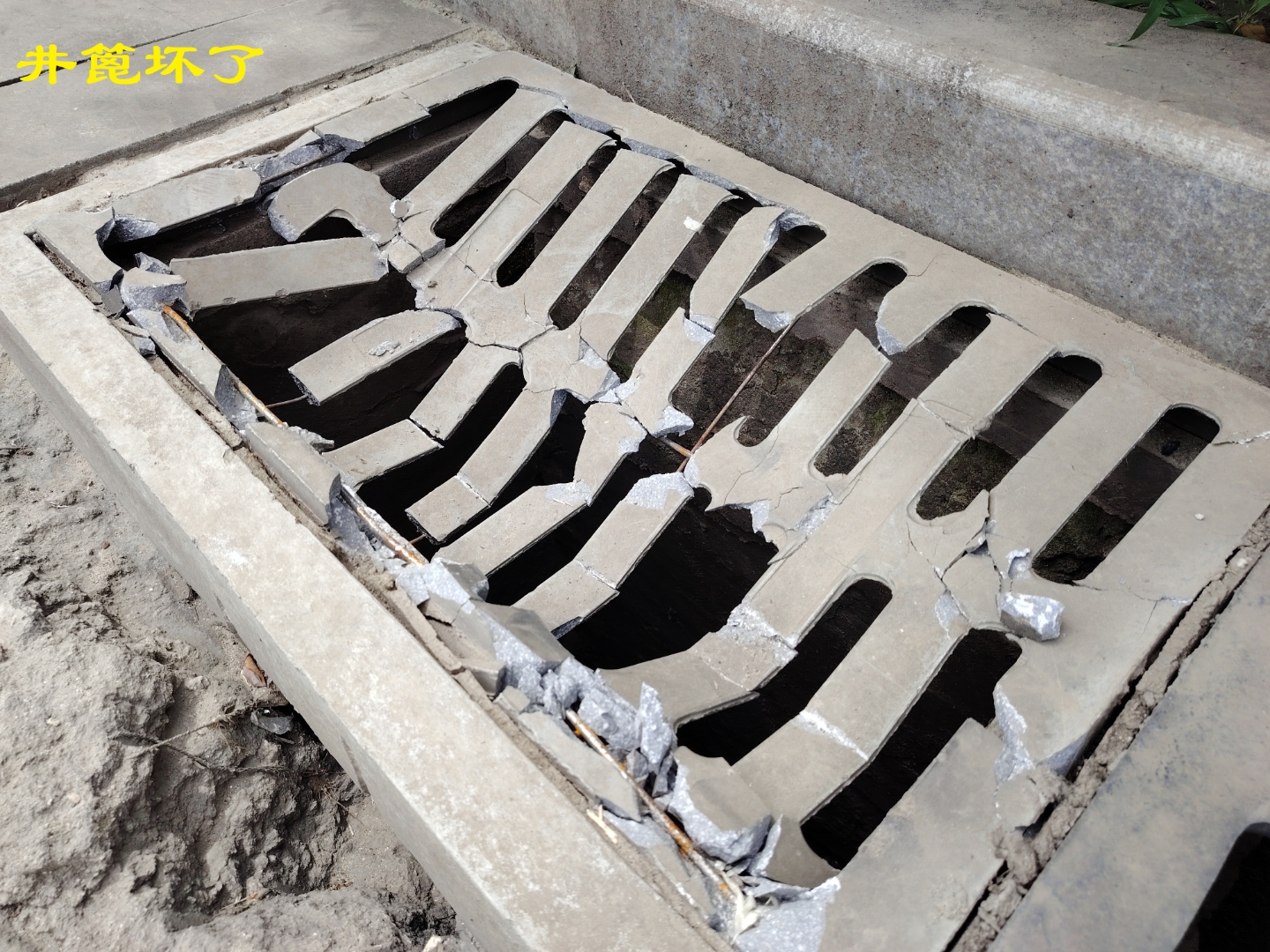 城市大玩家# 6月9日骑车路过西安高新区天谷四路,看到路边多个雨水口