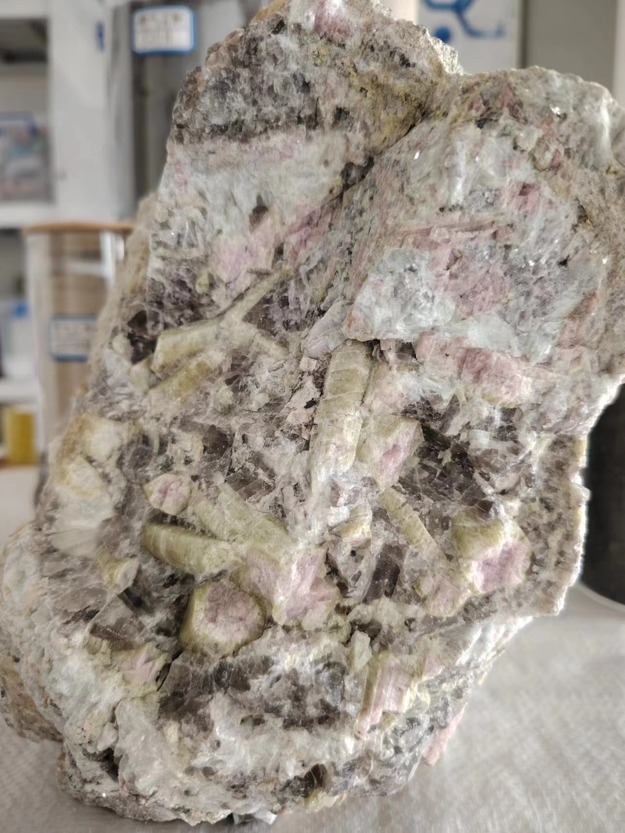 探寻可可托海秘境,发掘独特西瓜碧玺矿物标本.