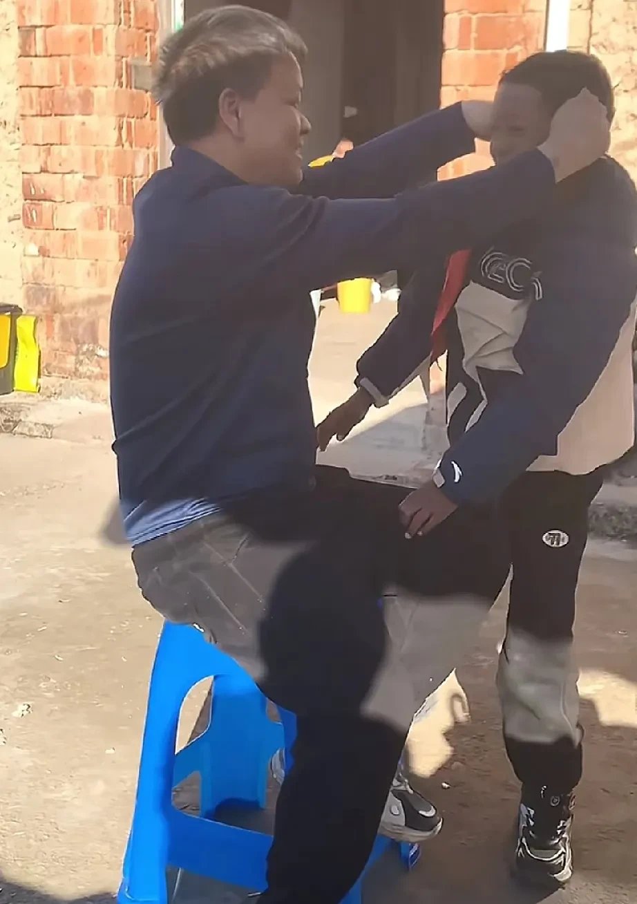 吴桐和吴子安,两个男孩住隔壁,她说这话时,眼中带着一种特别的温柔