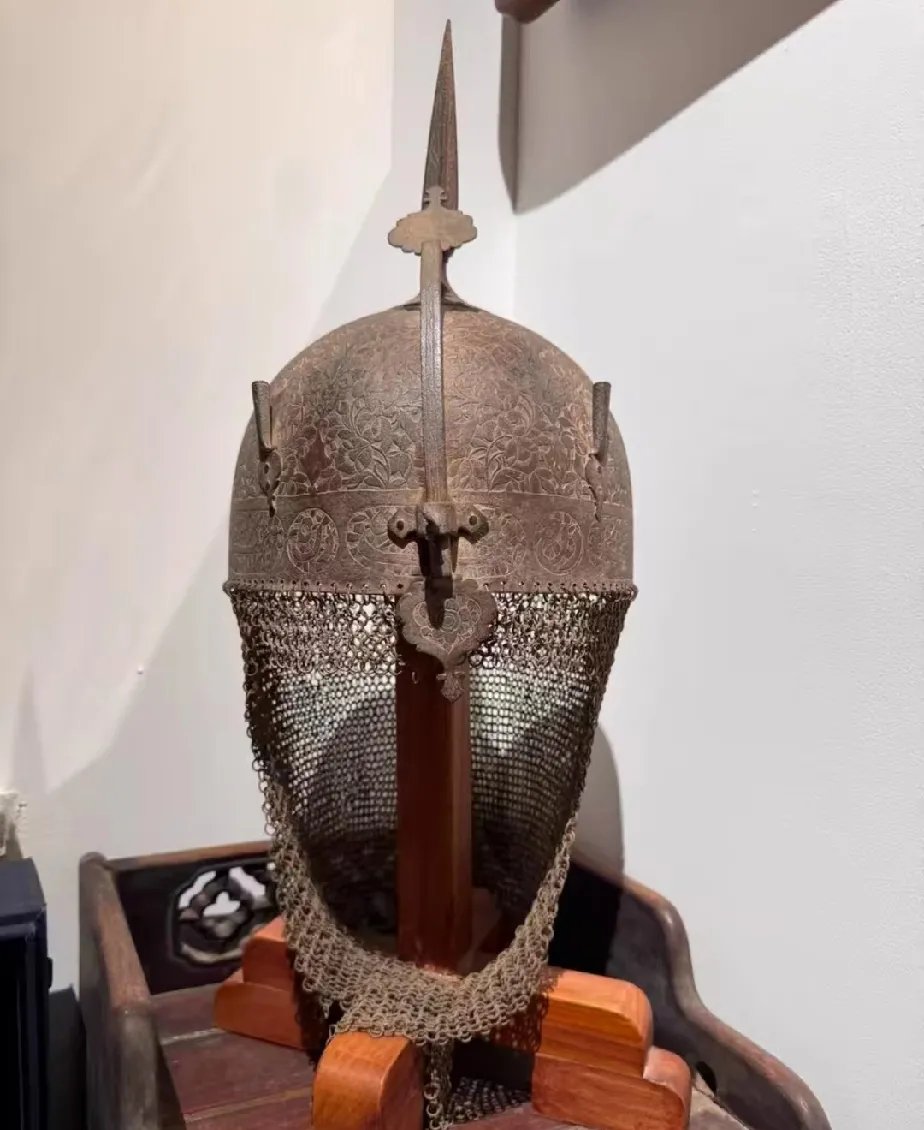 这似乎并非传统的中国古代明朝兵器,倒更像是西方古代的头盔