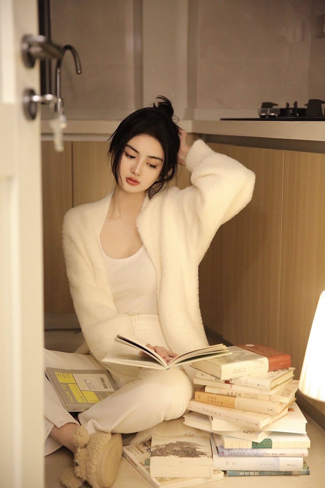 爱看书的养眼美女,气质高贵典雅,让人感受到一种文化的气息和生活的