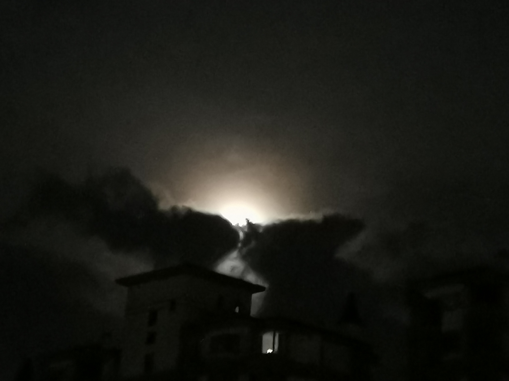 《癸卯年六月十六望月有感》 龙虎相斗云遮月, 斗来斗去云离月.