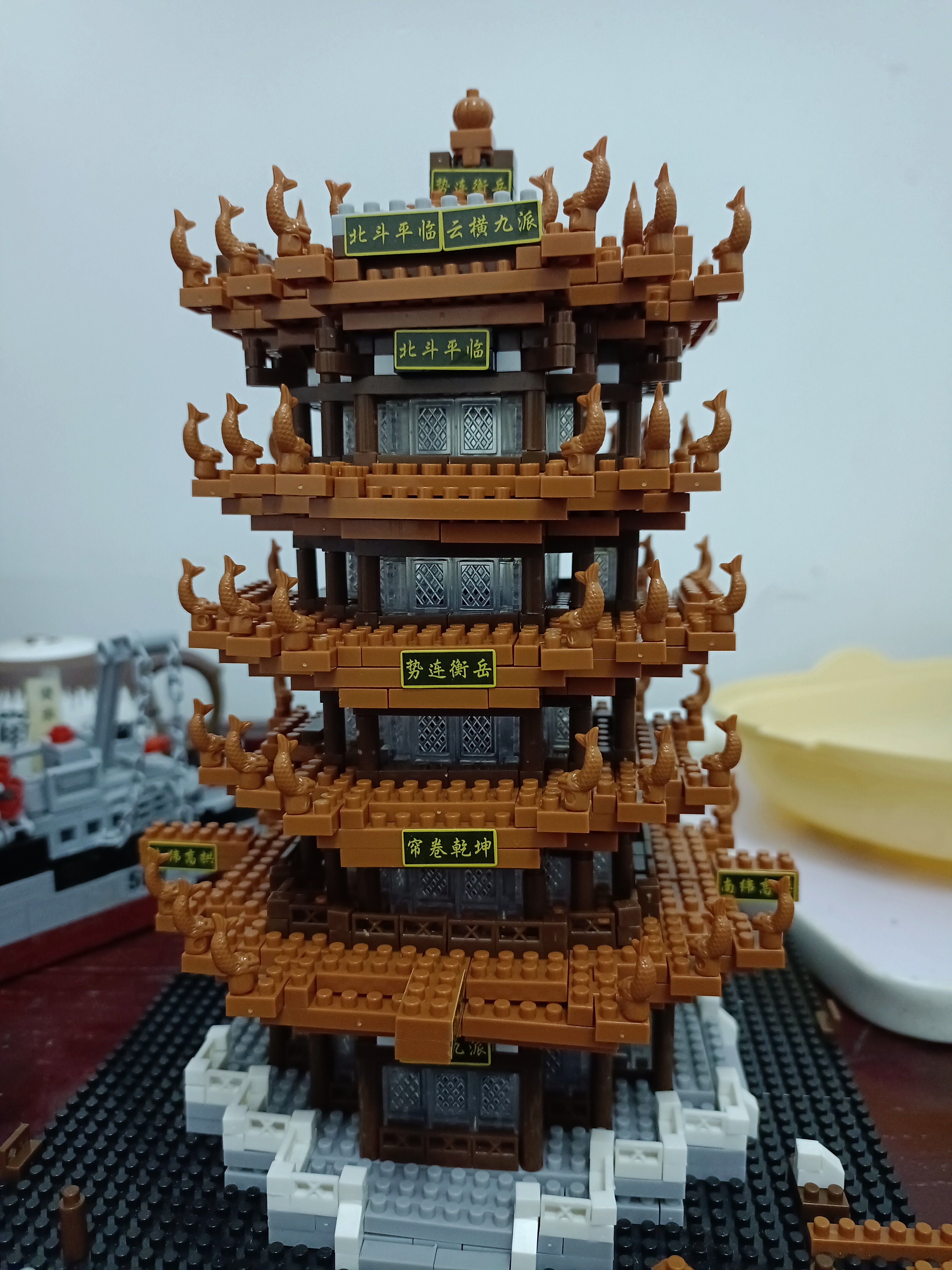 姐姐家的小孩儿很喜欢拼积木,那些五颜六色的指甲盖大的小颗粒在小小