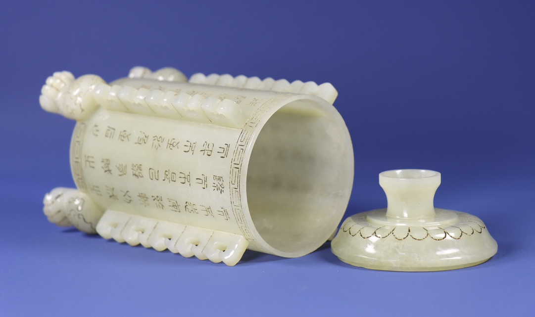 旧藏和田玉刻字笔筒 高17厘米,直径9厘米,重346克