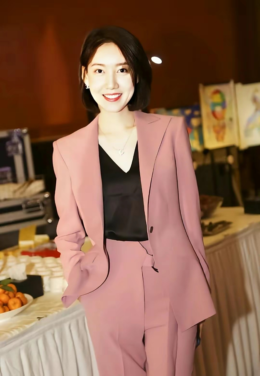 百变美人"(高露),肤白貌美,古典的绝世佳人,美得让人心动