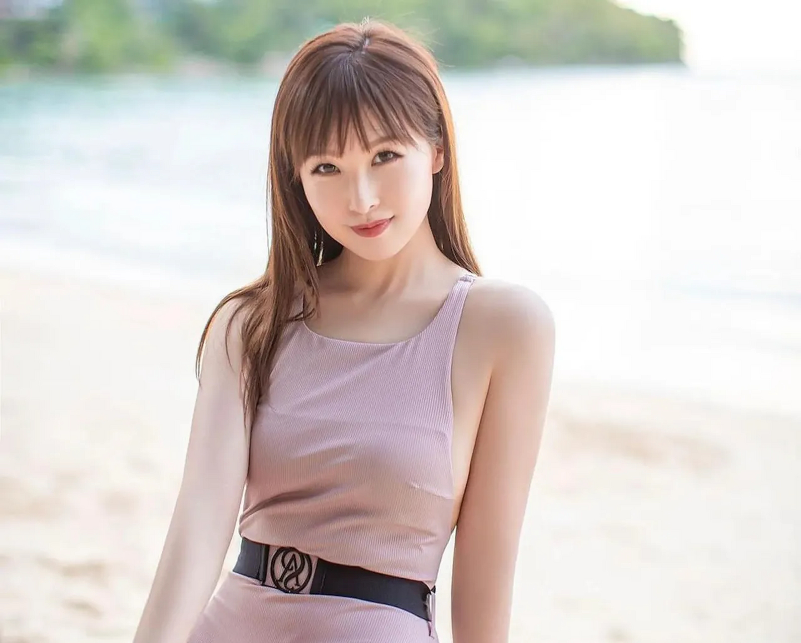 近日,乐瞳在社交媒体上分享了一组近照.照片中,她的身材依旧相当丰满.