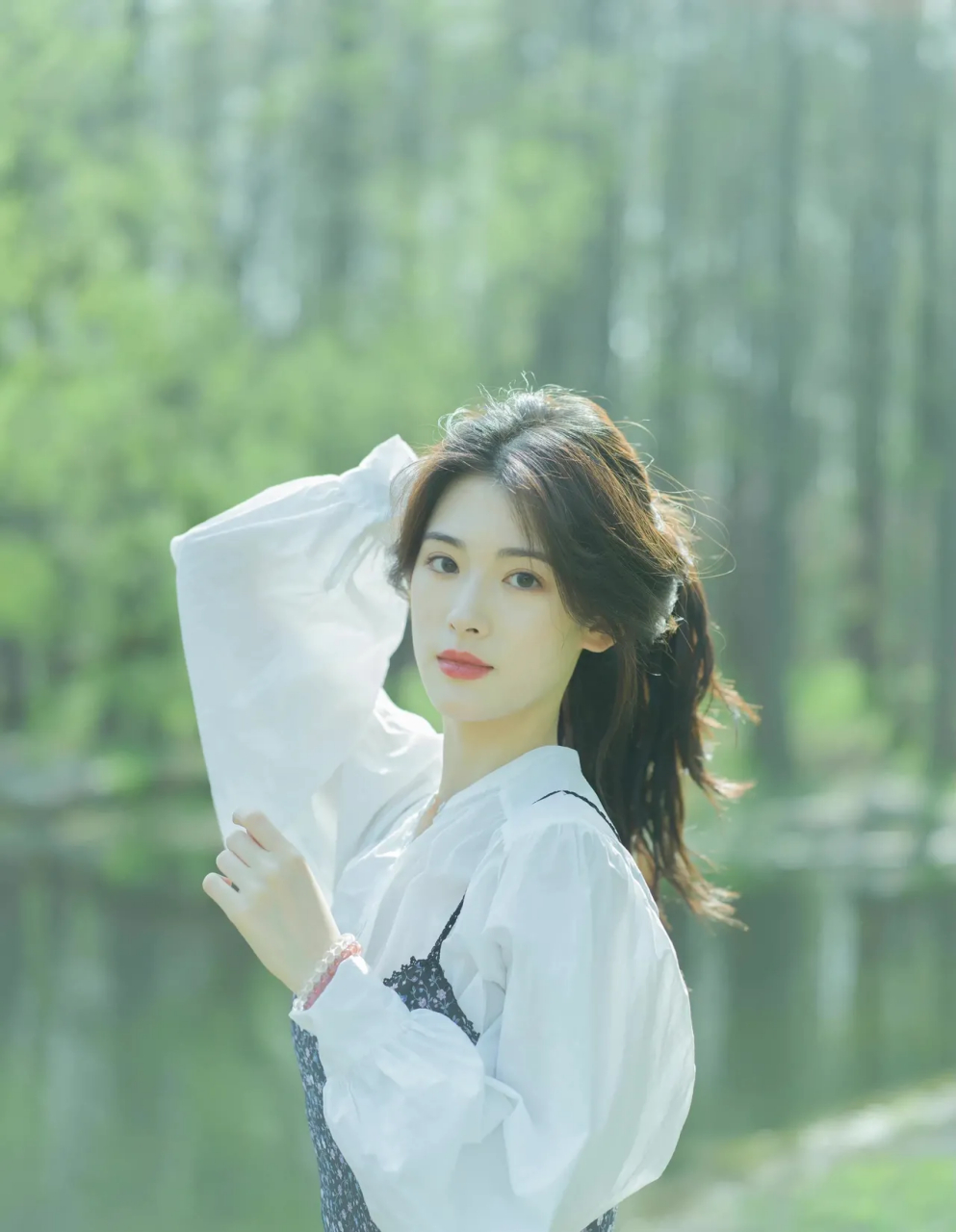 她叫姜钰佳,上海姑娘,现在就读于上海戏剧学院20级表演专业.