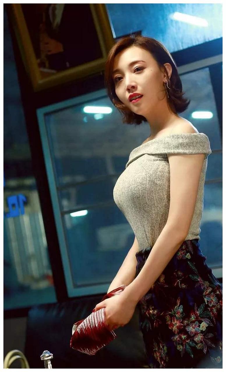 高颜值貌美如花,被称为氧气美女,高艺涵拥有成熟甜美的外形