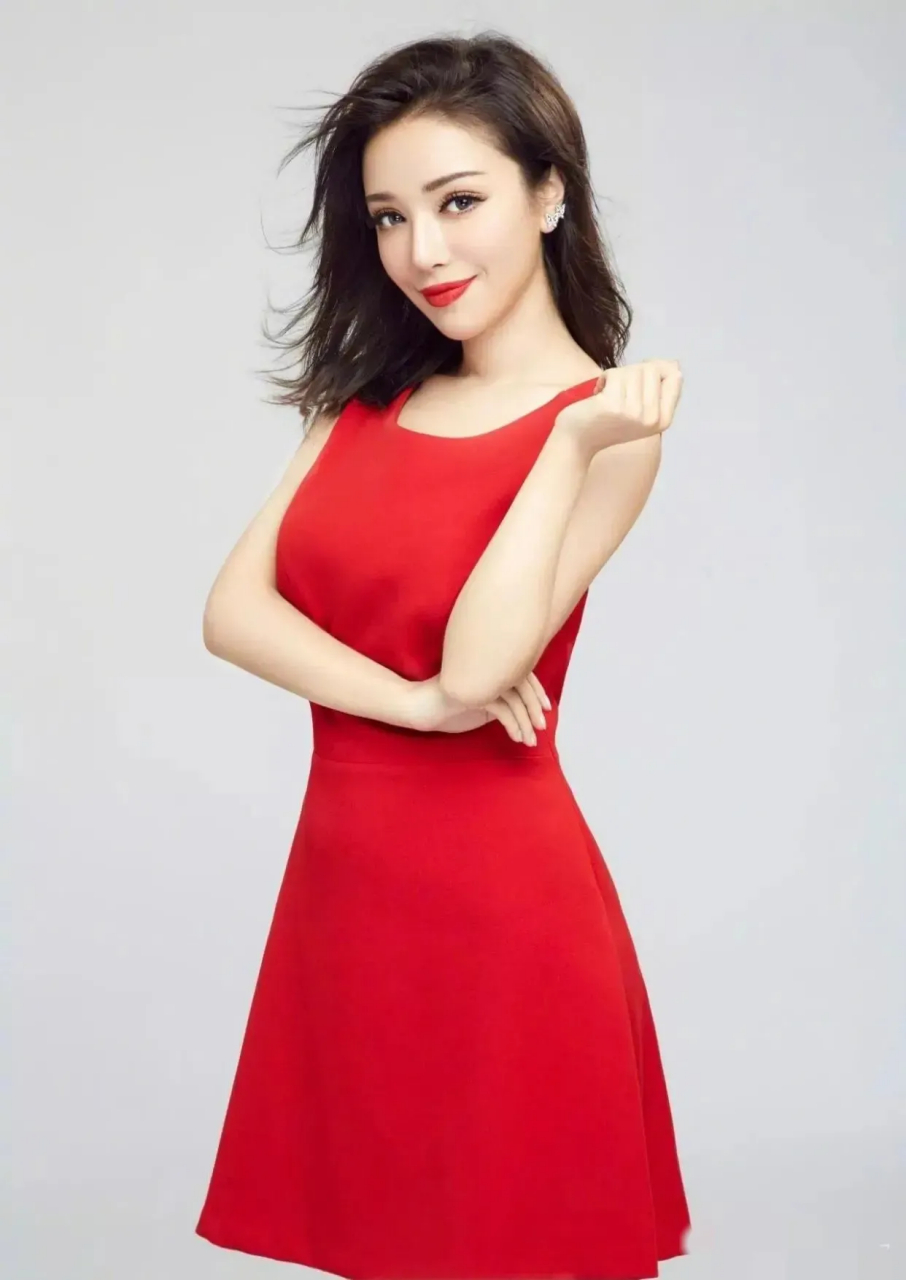央视综艺主持人维妮娜icon,出生于新疆维吾尔自治区乌鲁木齐市,毕业于