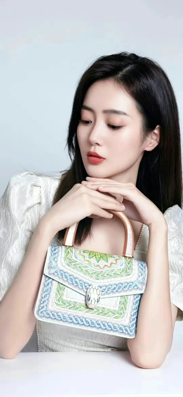 落落大方,天生丽质的美女壁纸