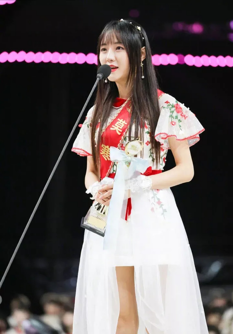 为snh48第一代的队长,莫寒icon也是付出了异于常人的努力.