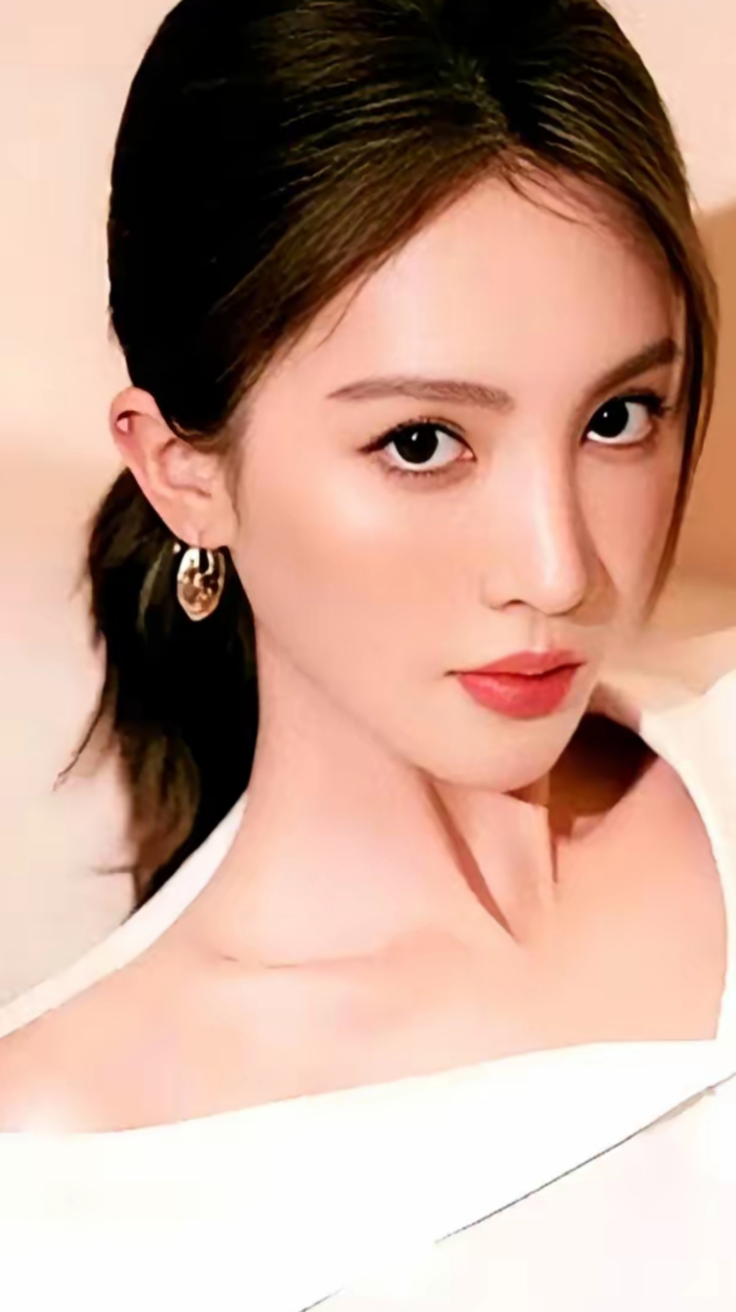 金晨是中国内地女演员,她外形靓丽,气质灵动