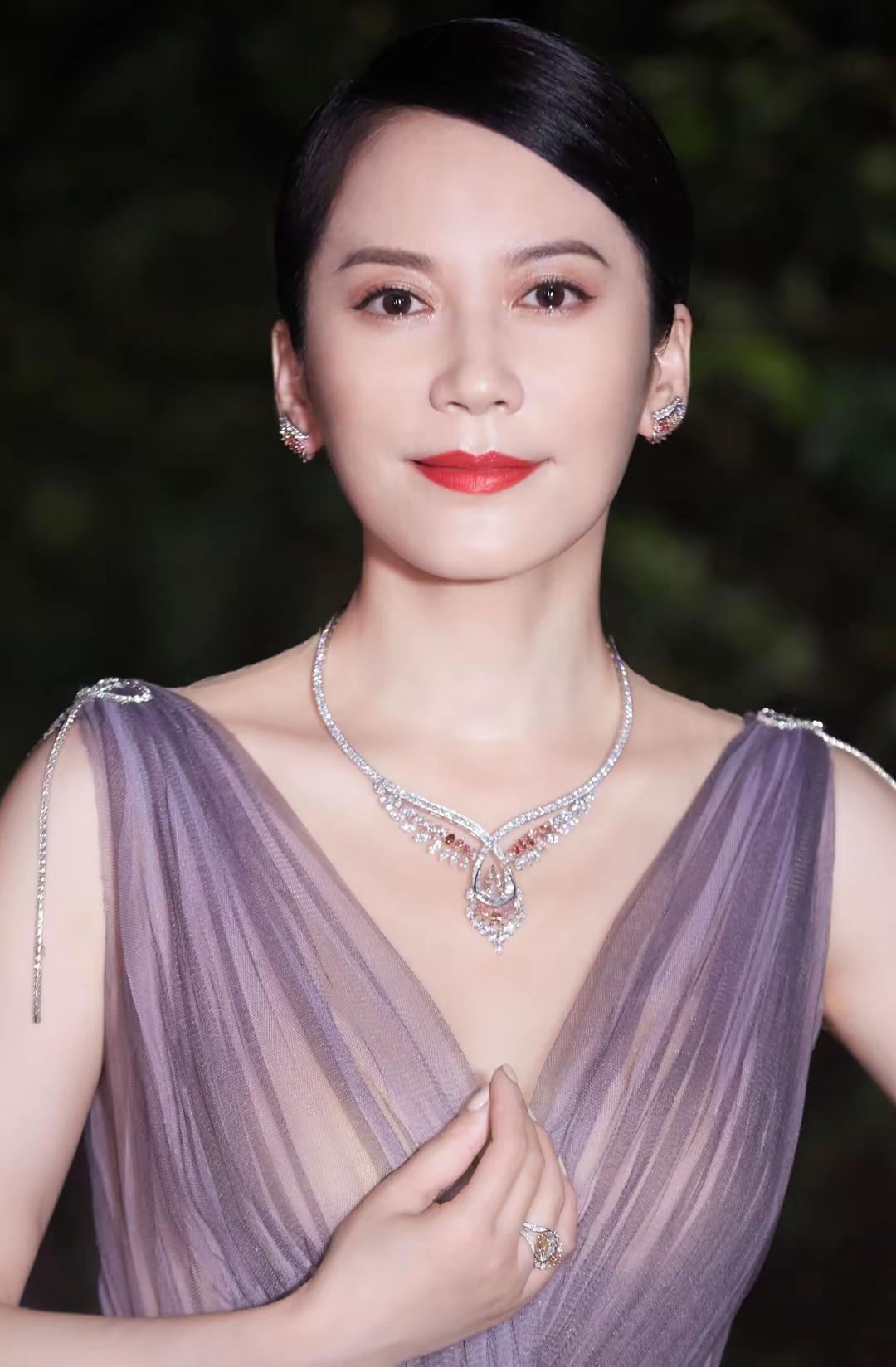 俞飞鸿恰似一杯陈年佳酿,性感中透着知性,优雅里藏着从容