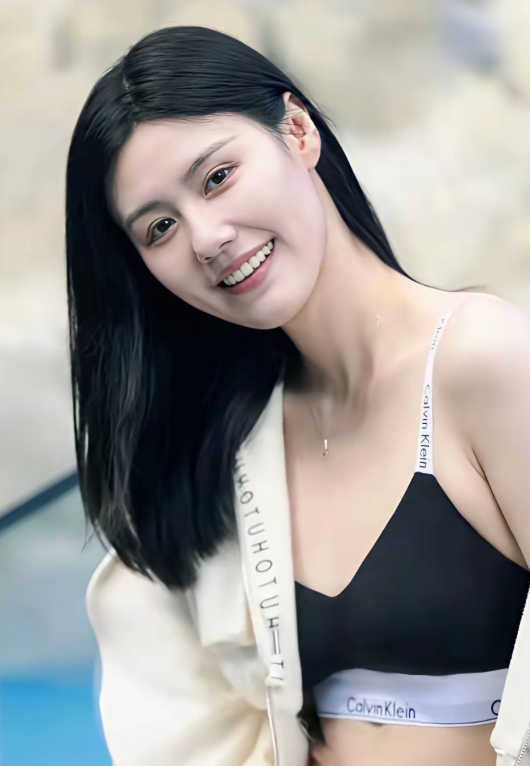 刘湘的泳坛美女写真,从泳池边的清新比基尼,到户外的活力运动装,每一