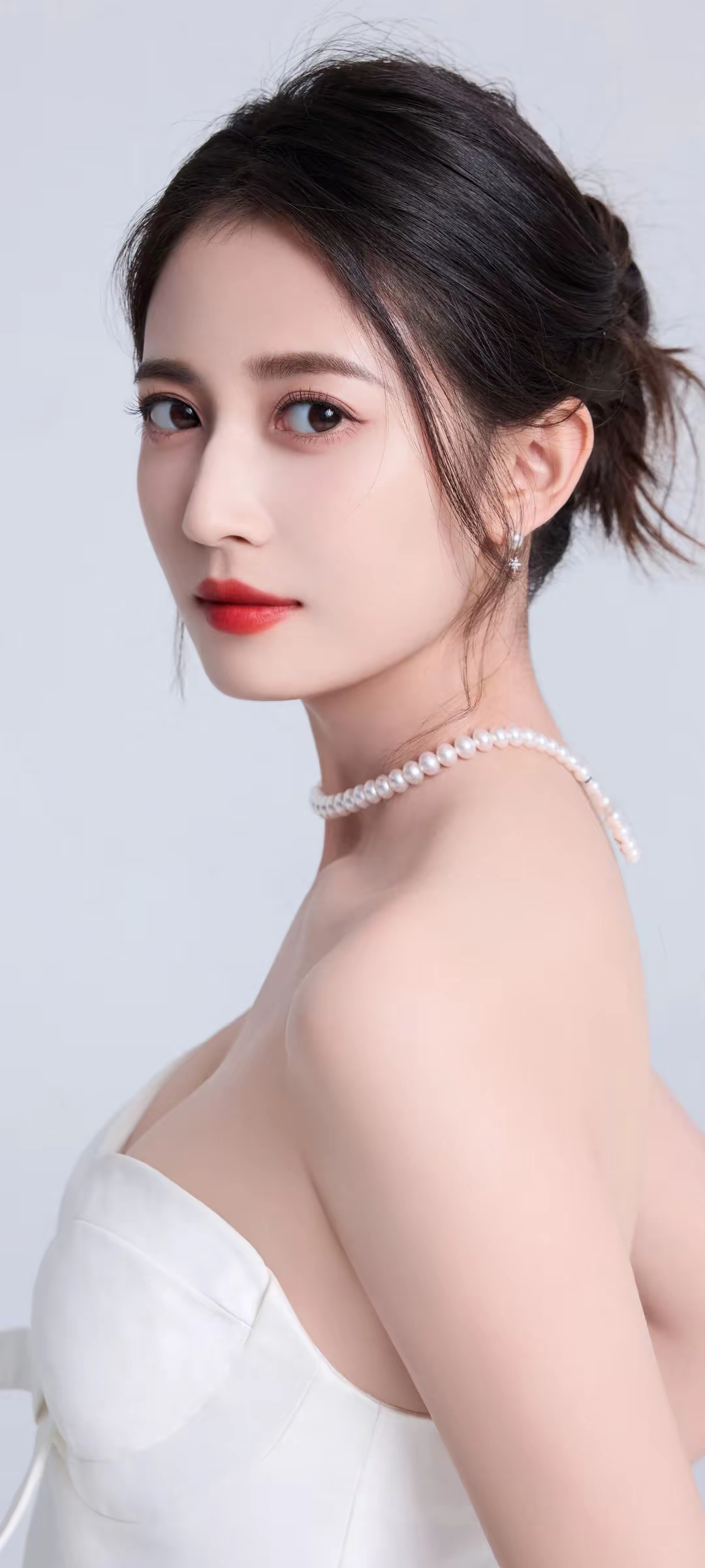 陈钰琪优雅气质,珍珠点缀更显温婉动人