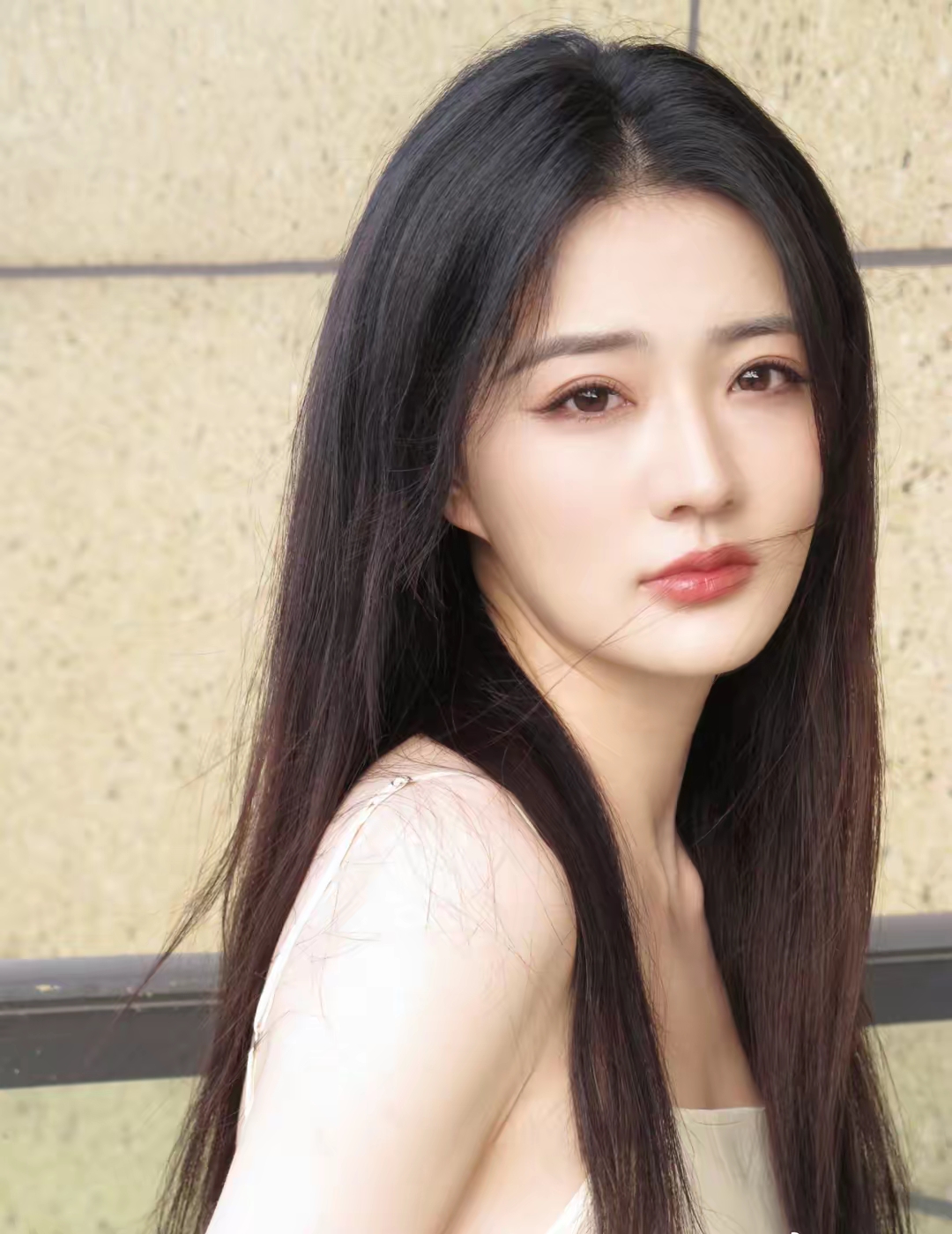 徐璐一袭白色吊带连衣裙,宛如仙子下凡