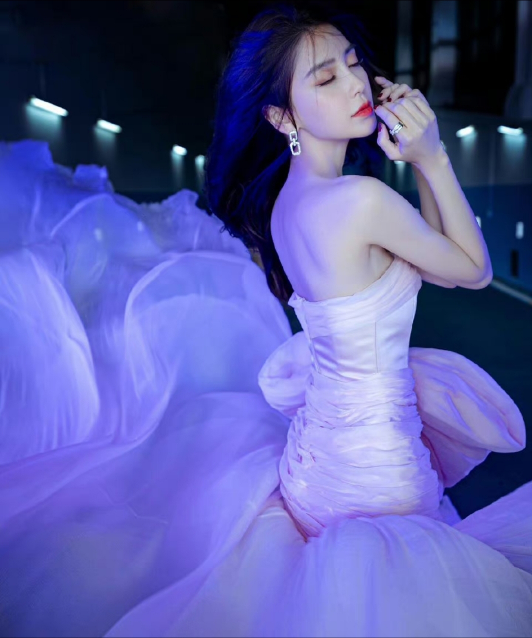 angelababy这位美丽女星,最近穿上了一件粉色抹胸纱裙,给我们带来了一