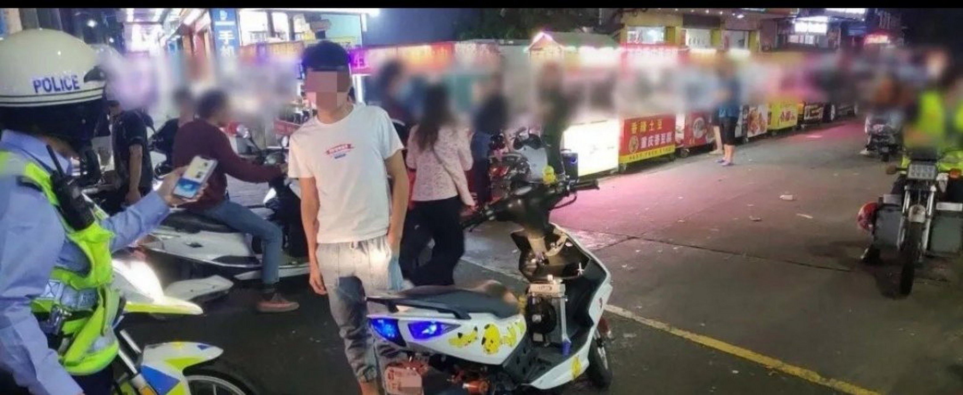 本地新鲜事# 中山东凤交警在辖区夜市街附近查获两辆涉嫌非法改装"