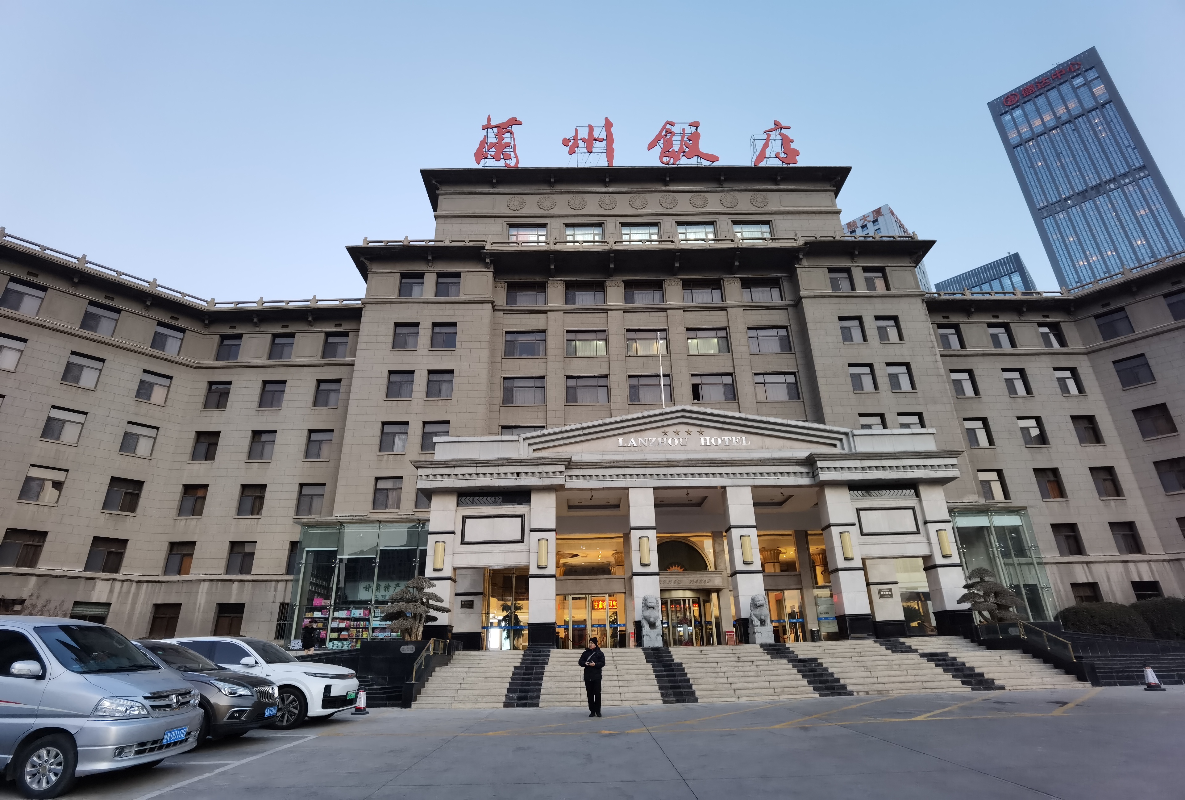 昨晚入住兰州饭店,半夜12点刚刚睡着,就感觉自己怎么开始在跳舞了,扭