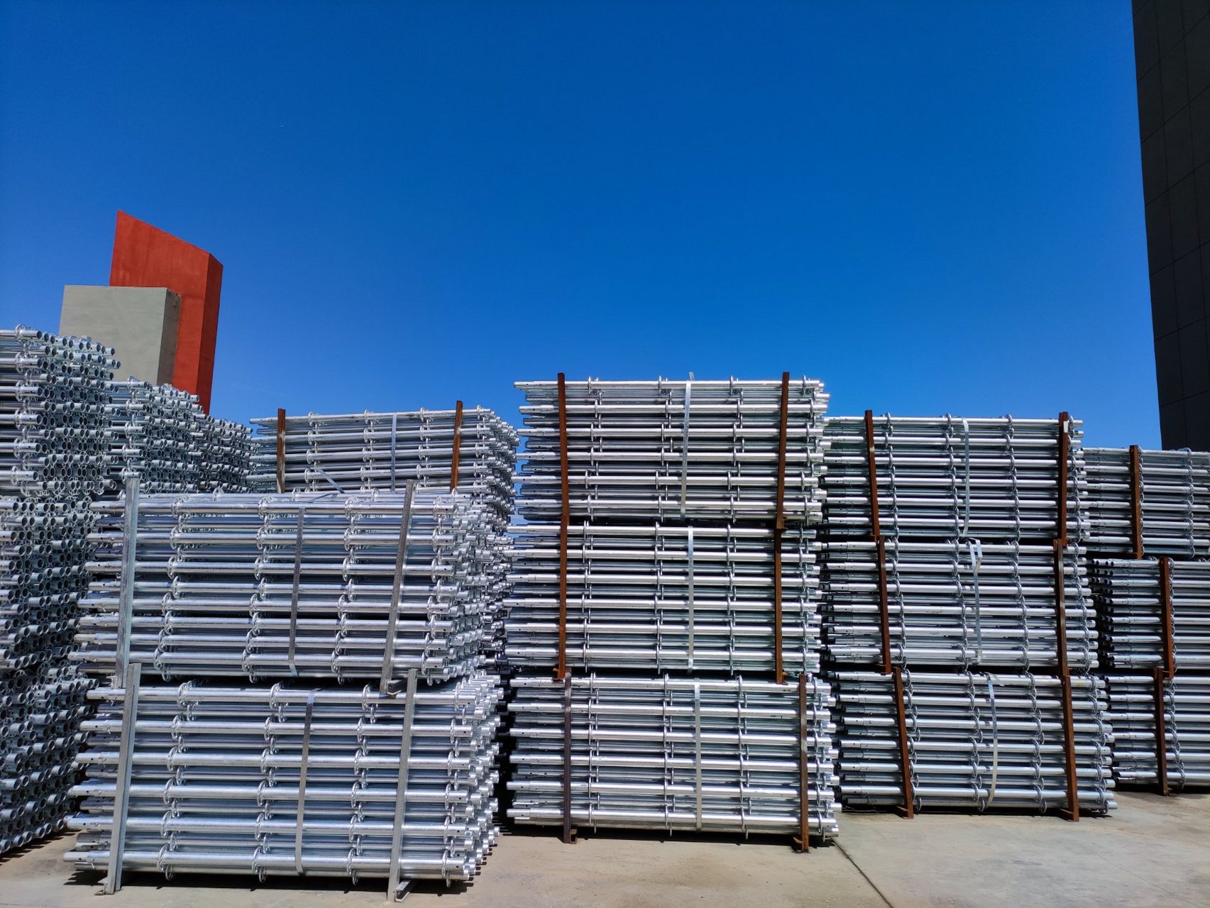 盘扣式脚手架标准名为承插型盘扣式钢管支架,又名圆盘式脚手架,盘扣式