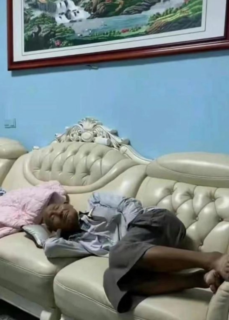 老公的老家表叔过来玩,可能是晕车的缘故,进门之后直接躺在沙发上,家