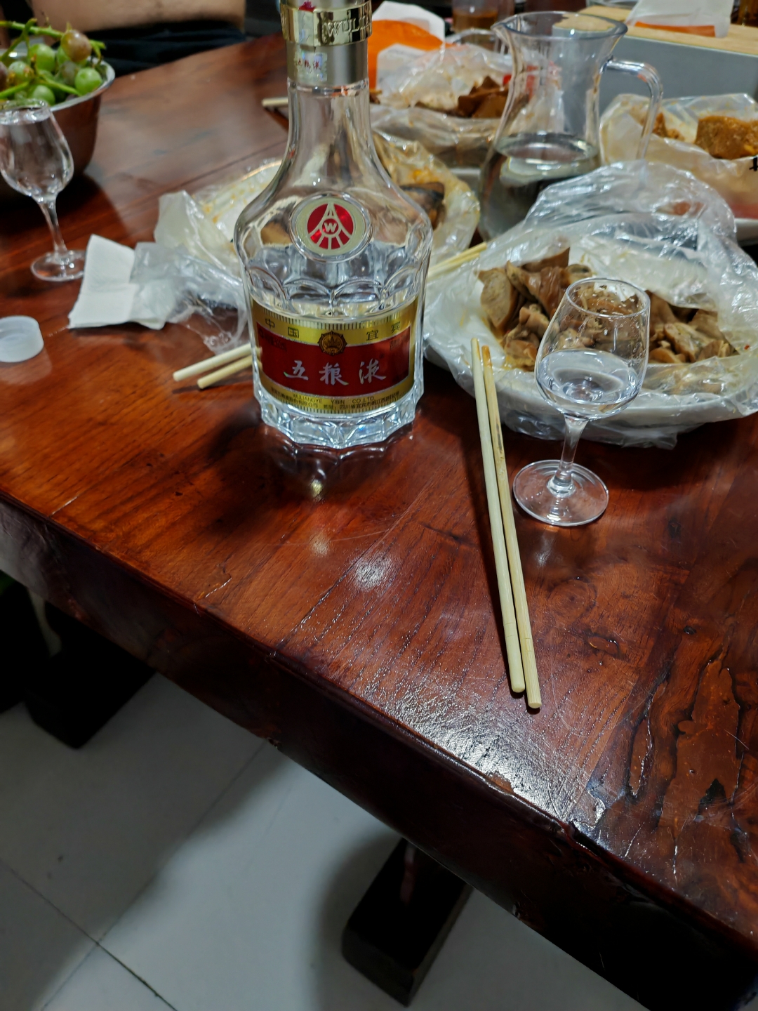 今晚的聚会真是太棒了,五粮液的香醇让人沉醉,美食当前,筷子轻舞,每