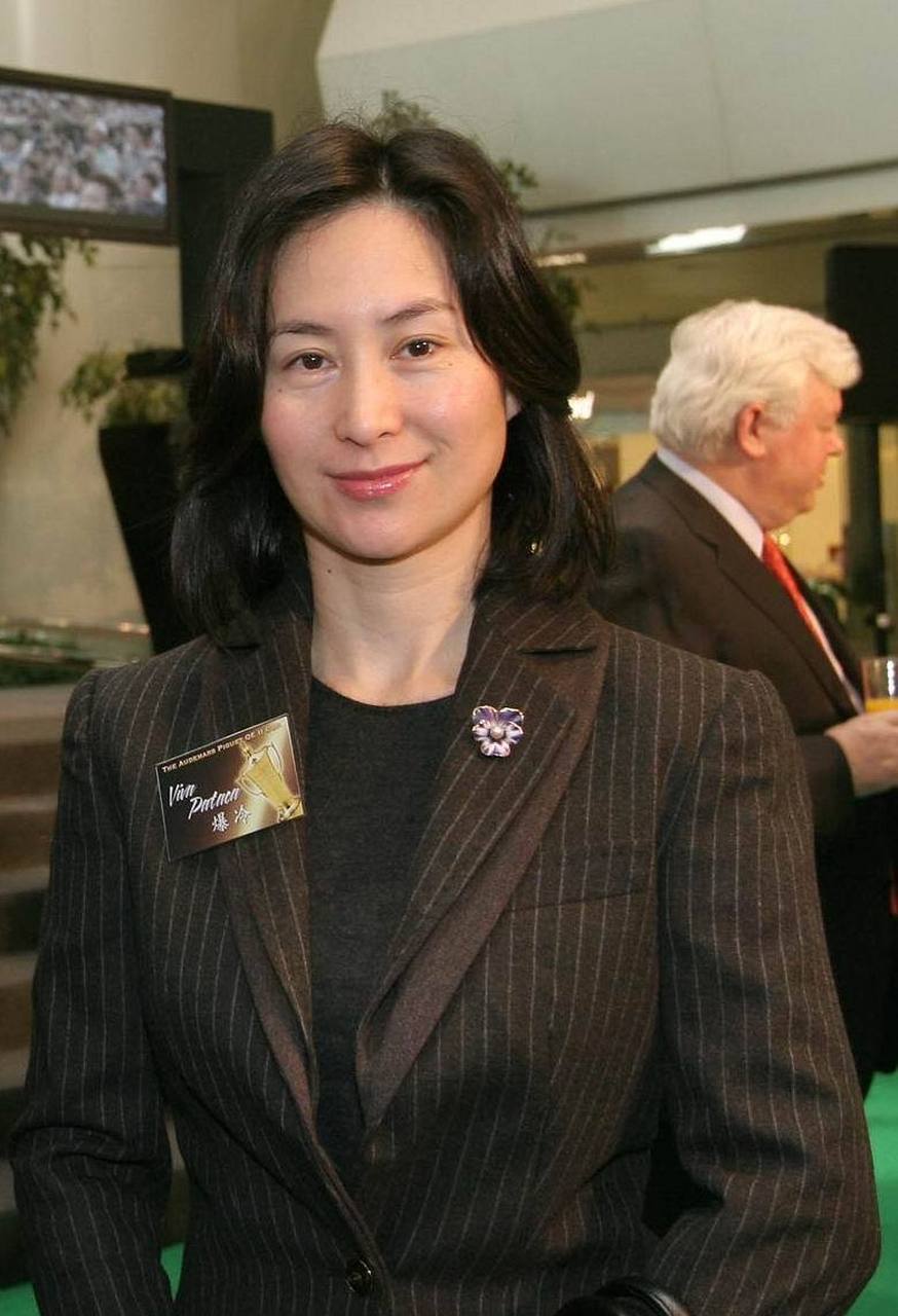 李嘉欣是穷二代,靠自己的努力高智商高颜值混成了富婆,何超琼靠爸爸混