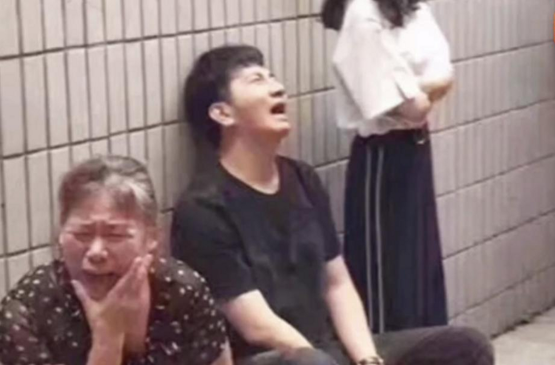 当初看到林生斌当众大哭就知道好假了,因为心虚才故意当众表演伤心