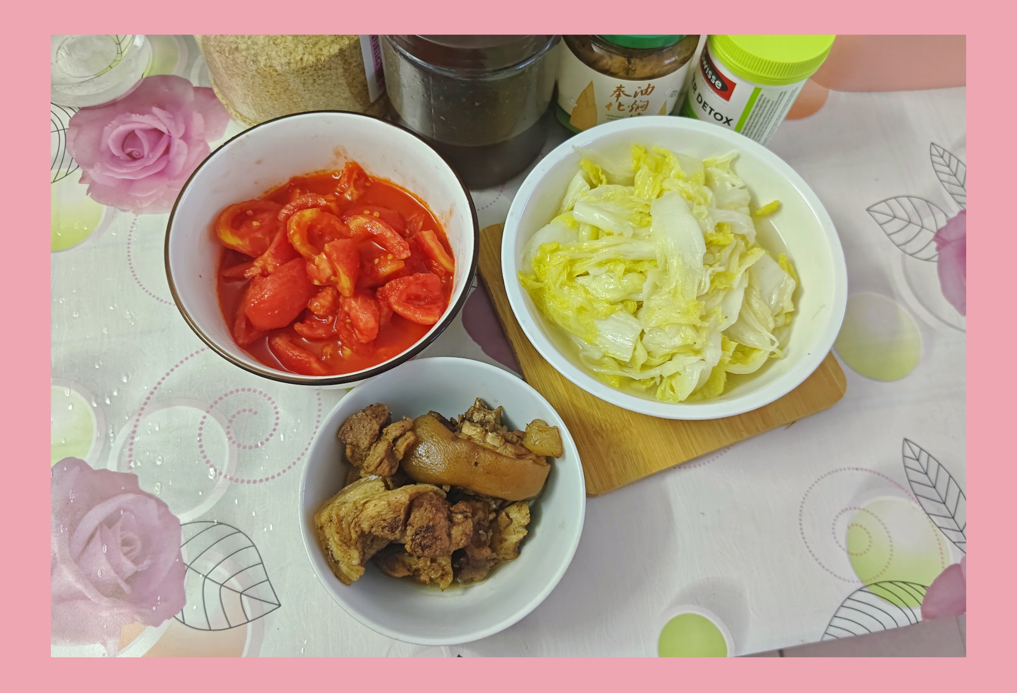 夏日清凉美食#  一个人的营养晚餐,由鲜美的小块西红柿,嫩绿的手撕