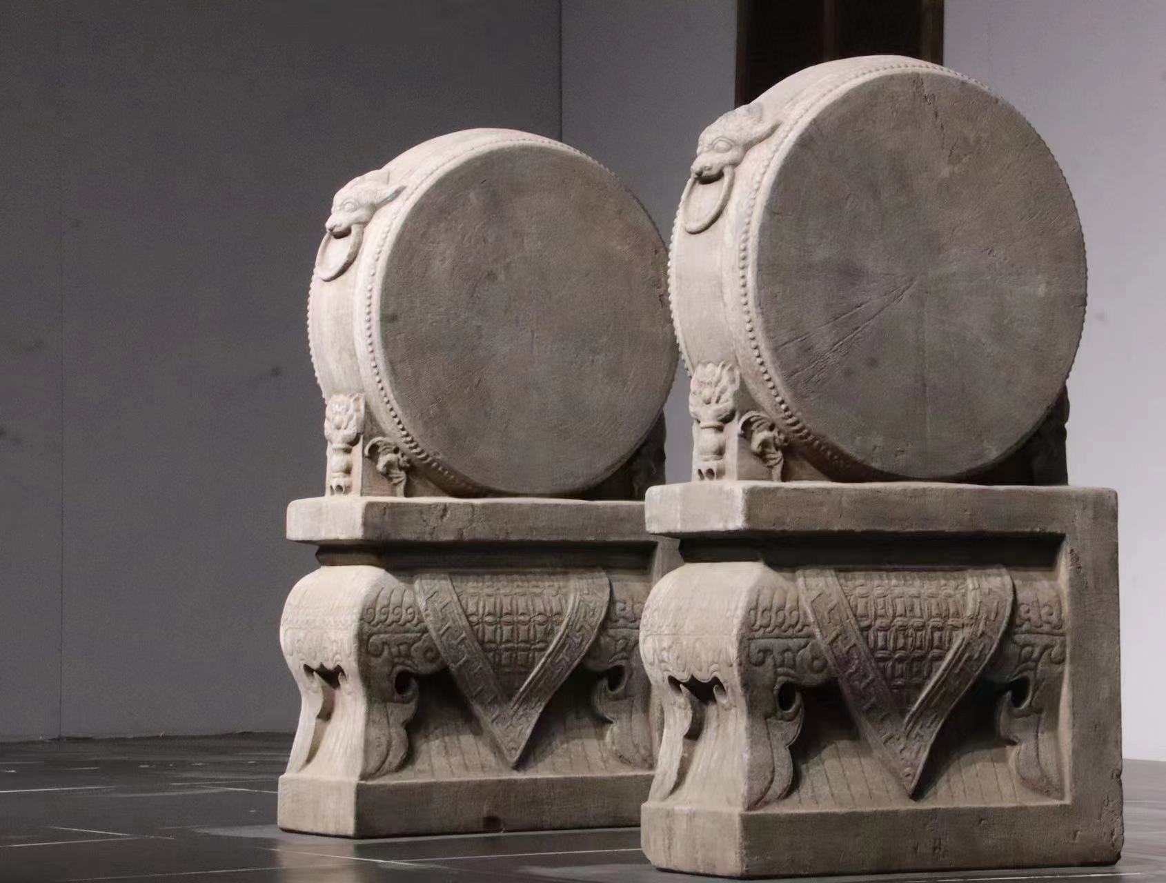 清代. 抱鼓石门墩.  青石. 尺寸高120. 宽69. 厚27. 造型硕大.