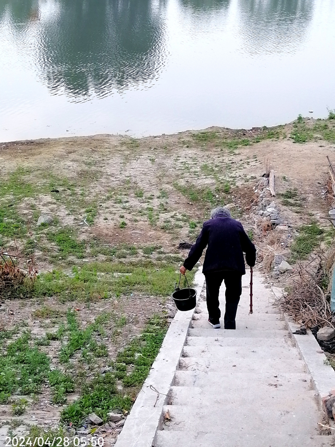 一位老人早早地起床,开始了自己的生活,她虽然步履蹒跚,从她的背影