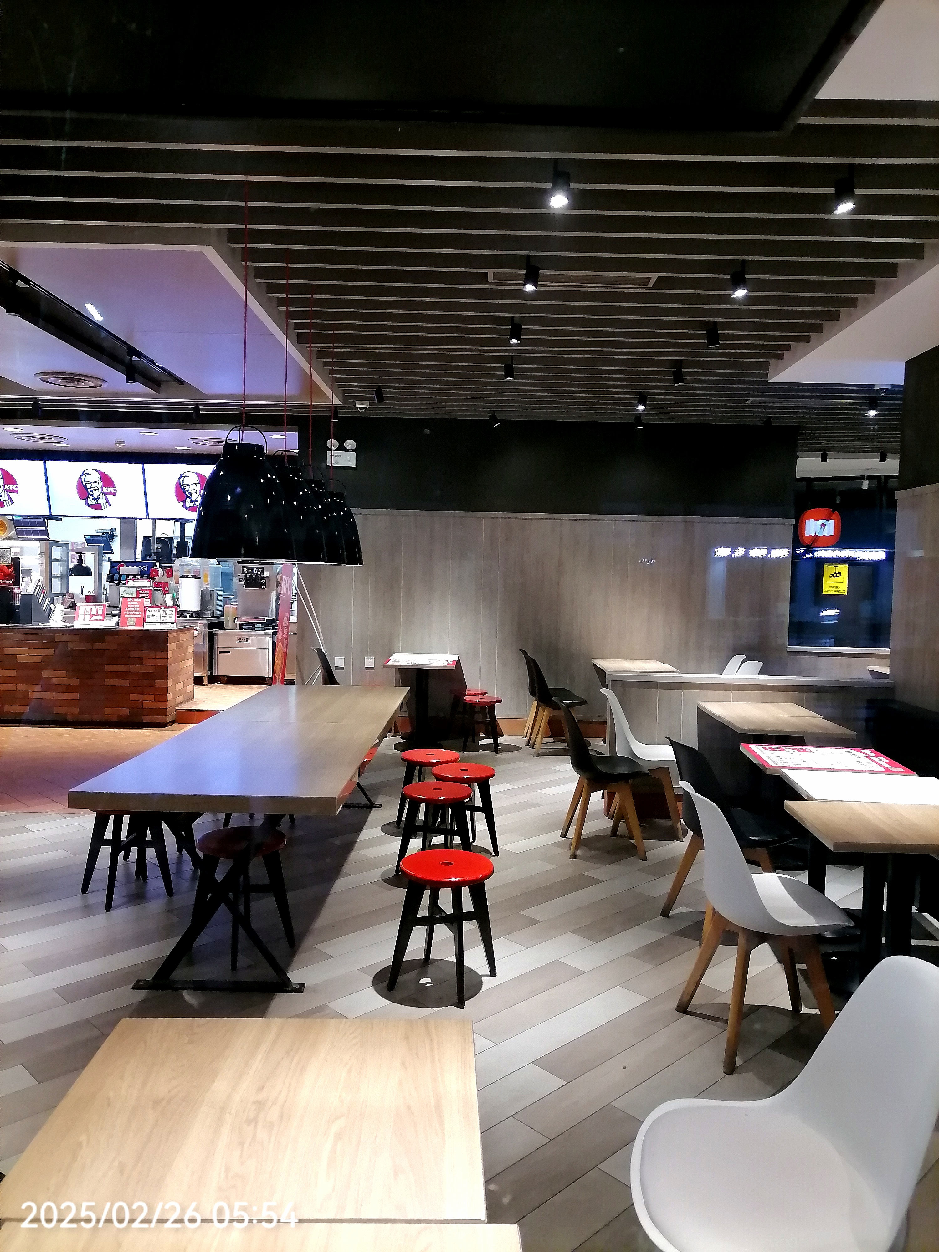 他身后的汽车静静地等待着他的通过