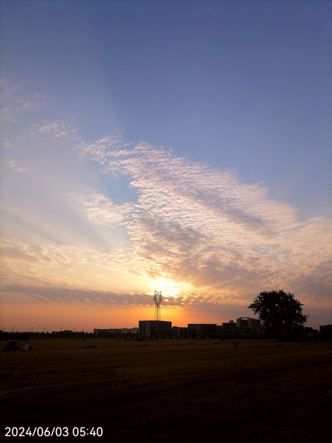 天上的云彩红彤彤的,整个天空都被染成了金黄色,太阳带着他温柔的第一