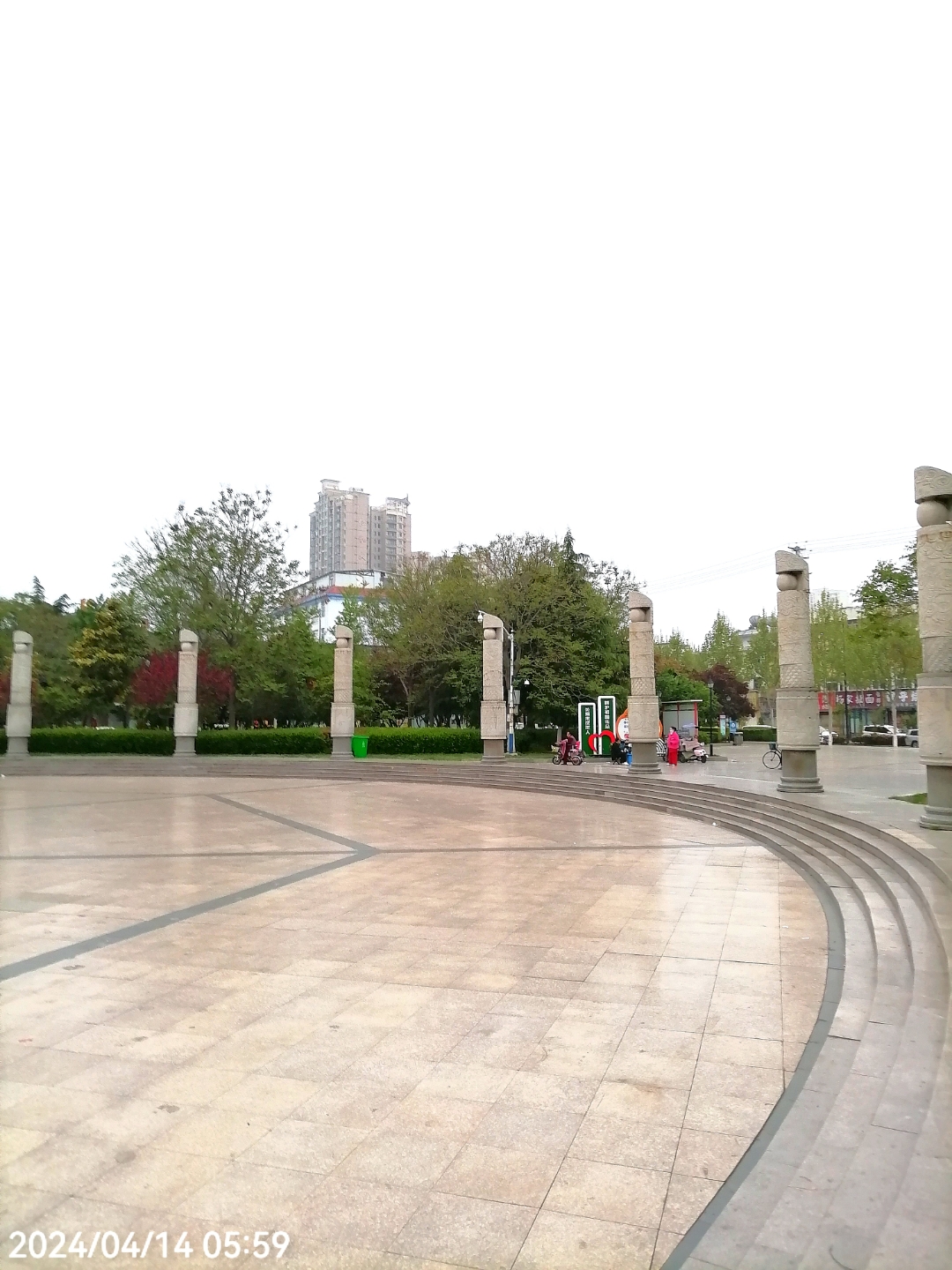 仔细想来,没有田园里绿油油的庄稼,没有房前屋