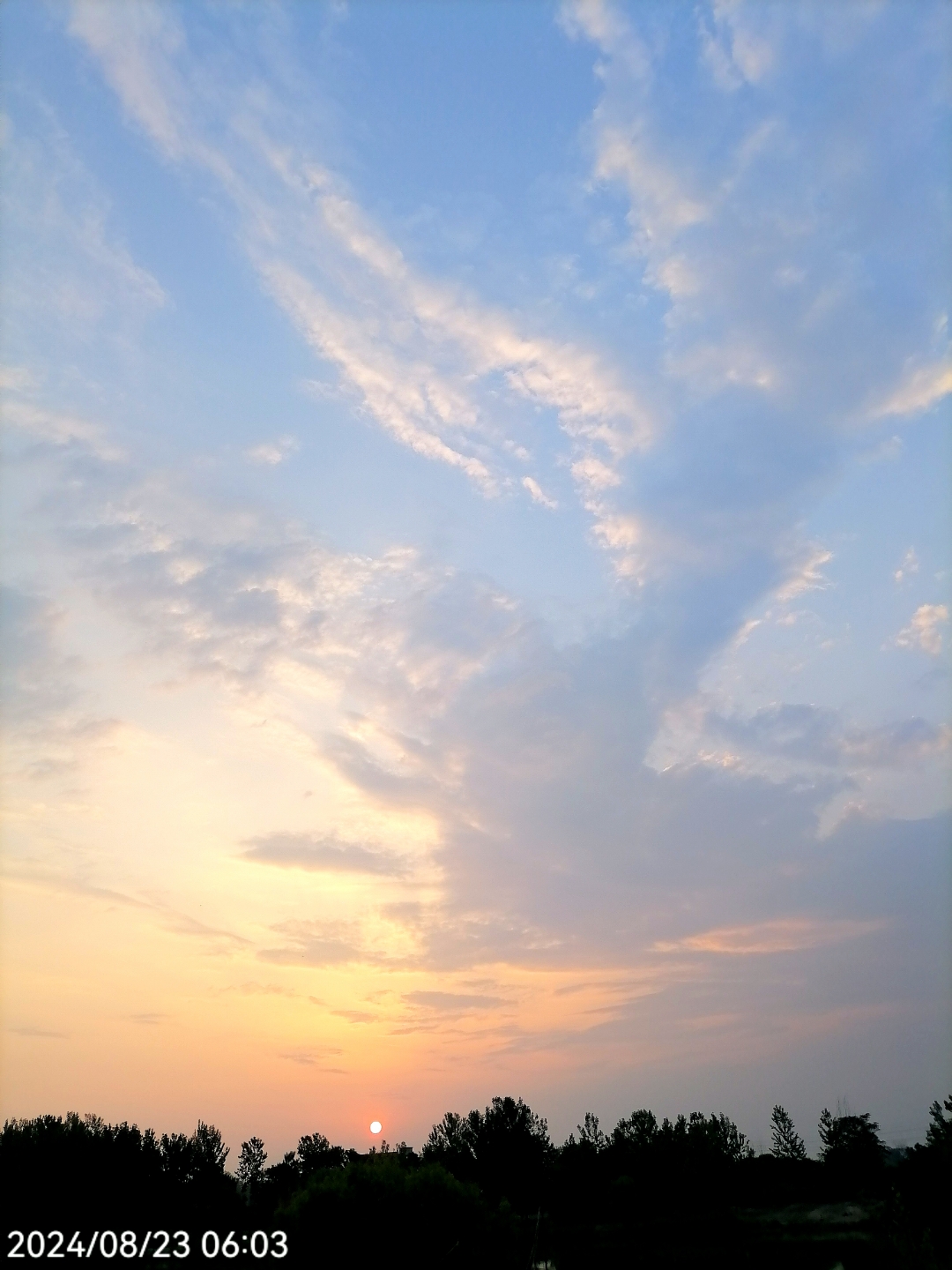 清晨五点多一点,天还没有亮,小河上静悄悄地,云彩的倒影清晰可见.