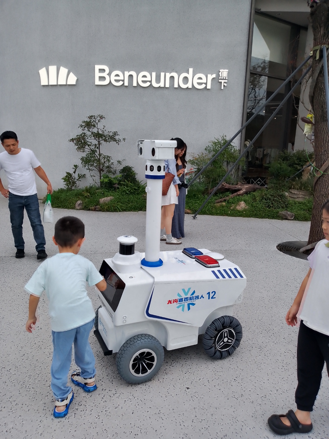 周末的一天,位于龙岗区的深圳大运中心广场,2个巡逻机器人在执勤,引起