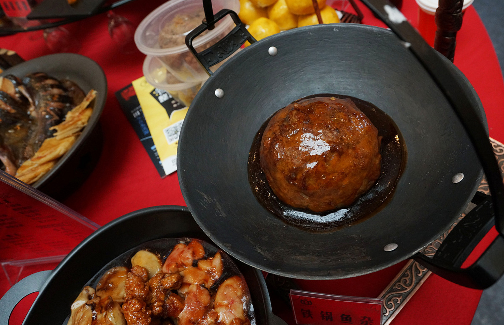 灶台的土锅里炖着肉,热烘烘的蒸汽飘着肉香,飘到了客厅,钻进我们的