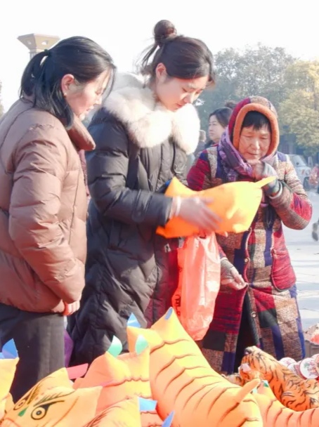 追年地图#在河南周口项城市南顿故城庙会上,各式花灯以匠心独运的