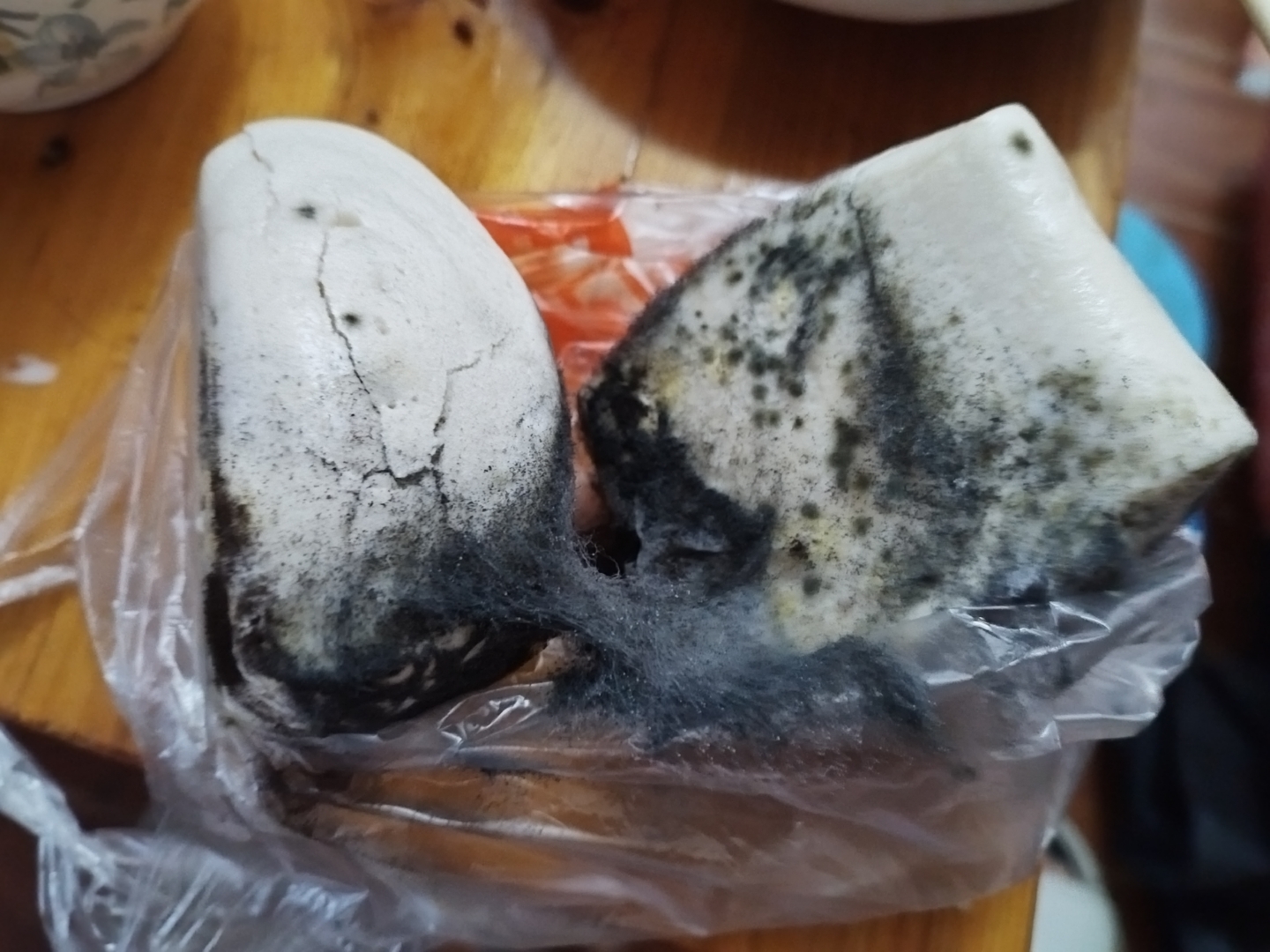 馒头长毛了,上面的毛是什么霉菌?有知道?
