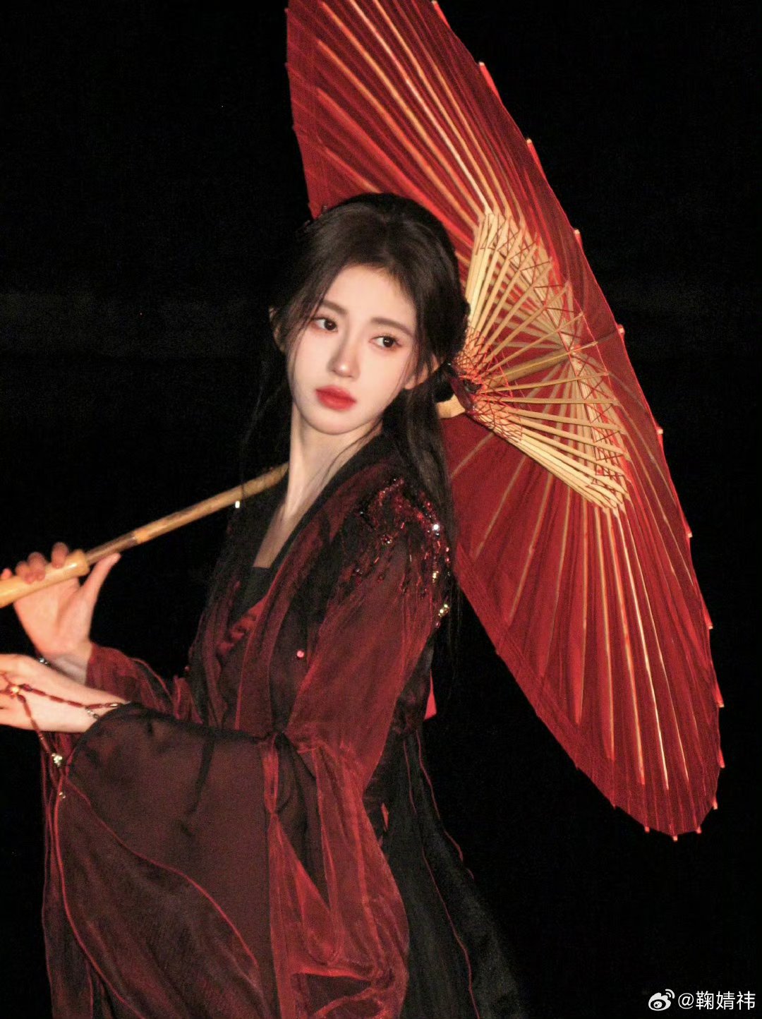 夜幕下的古典美人,一袭红衣,手持红伞,宛如画中走出的仙女