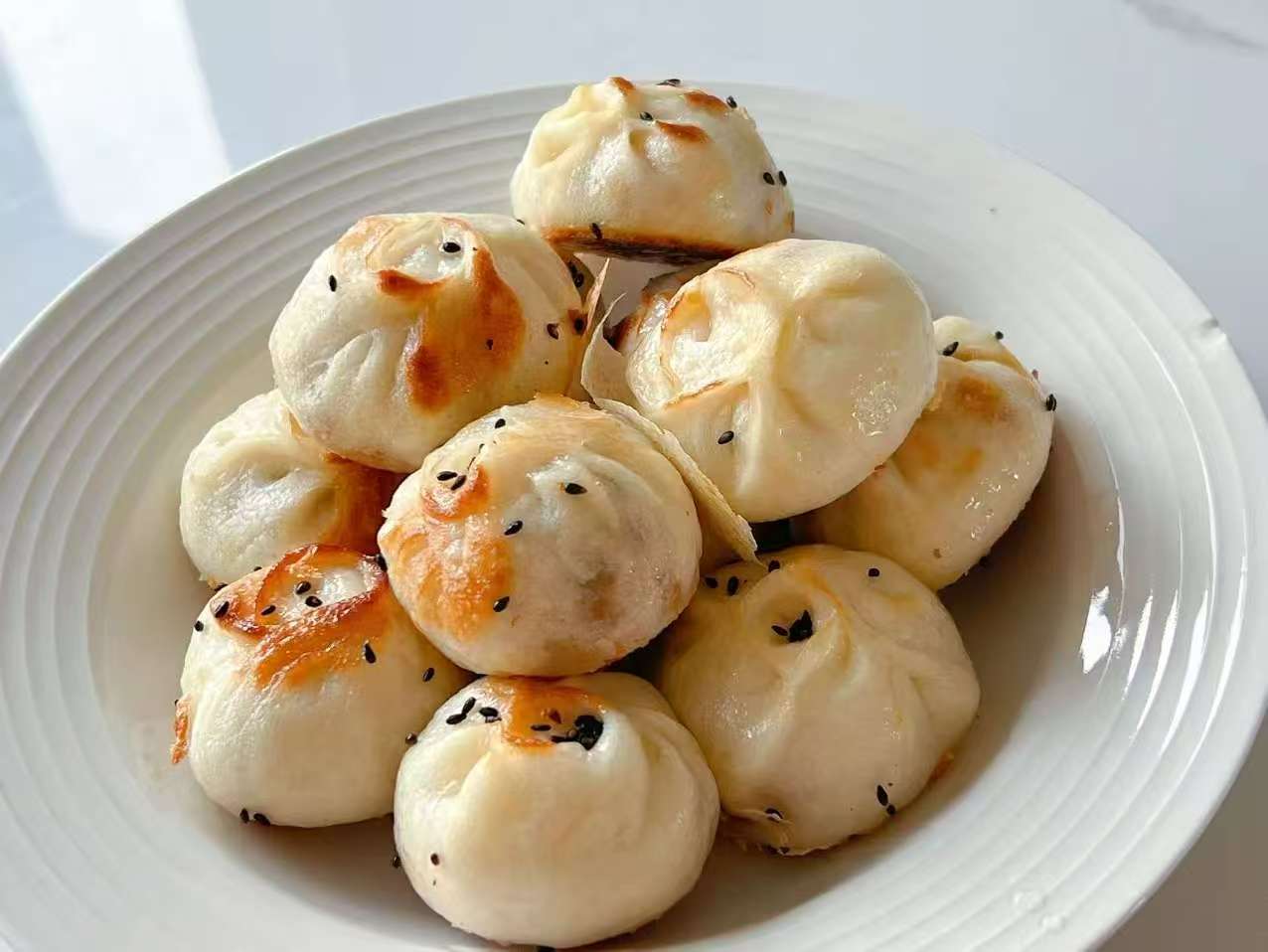 约 包子煎包子图片油炸包子蛋煎包子早餐香煎包子煎剩包子有煎蛋包子