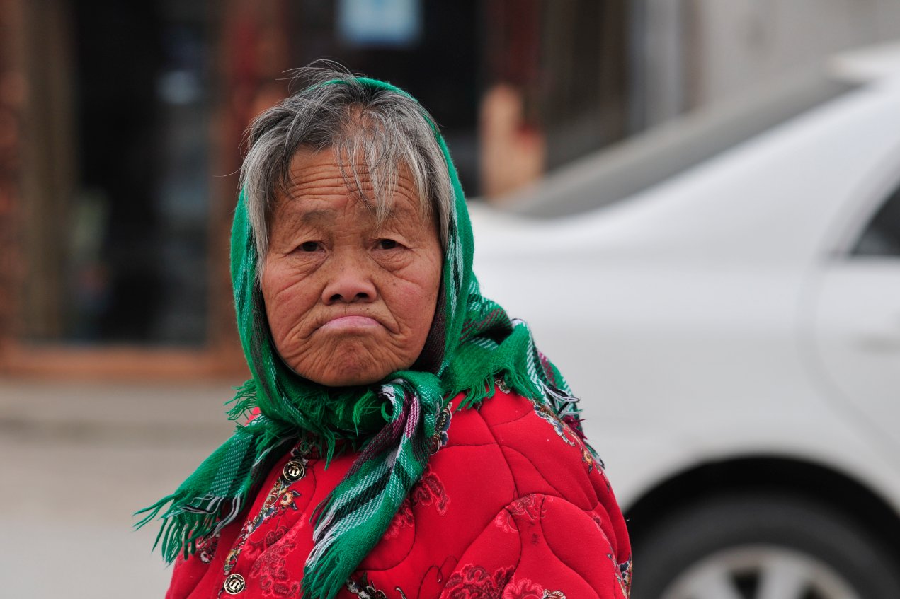 顶包巾的老人#拍拍身边事