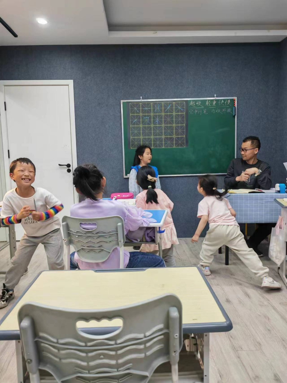 观澜居论笔(八十四) 周唯依家长拍的这幅图抓拍