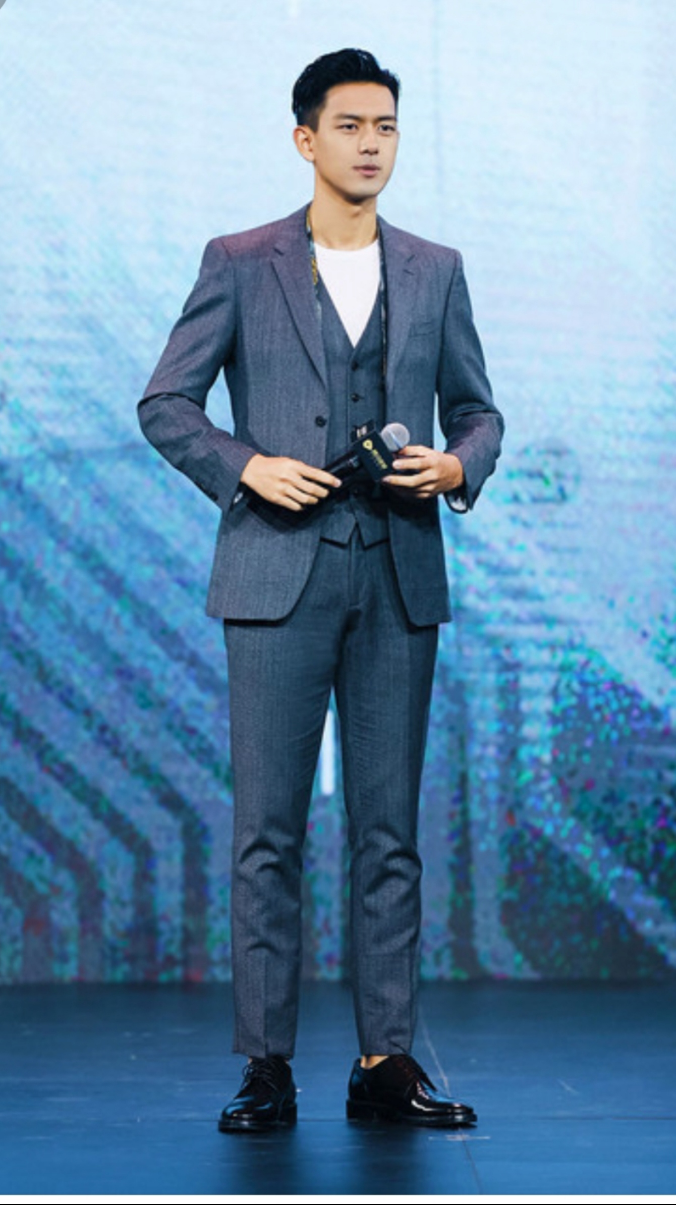 "燃爆全场的李现,亮相舞台中央,灰色西装搭配白色t恤,简约而不简单