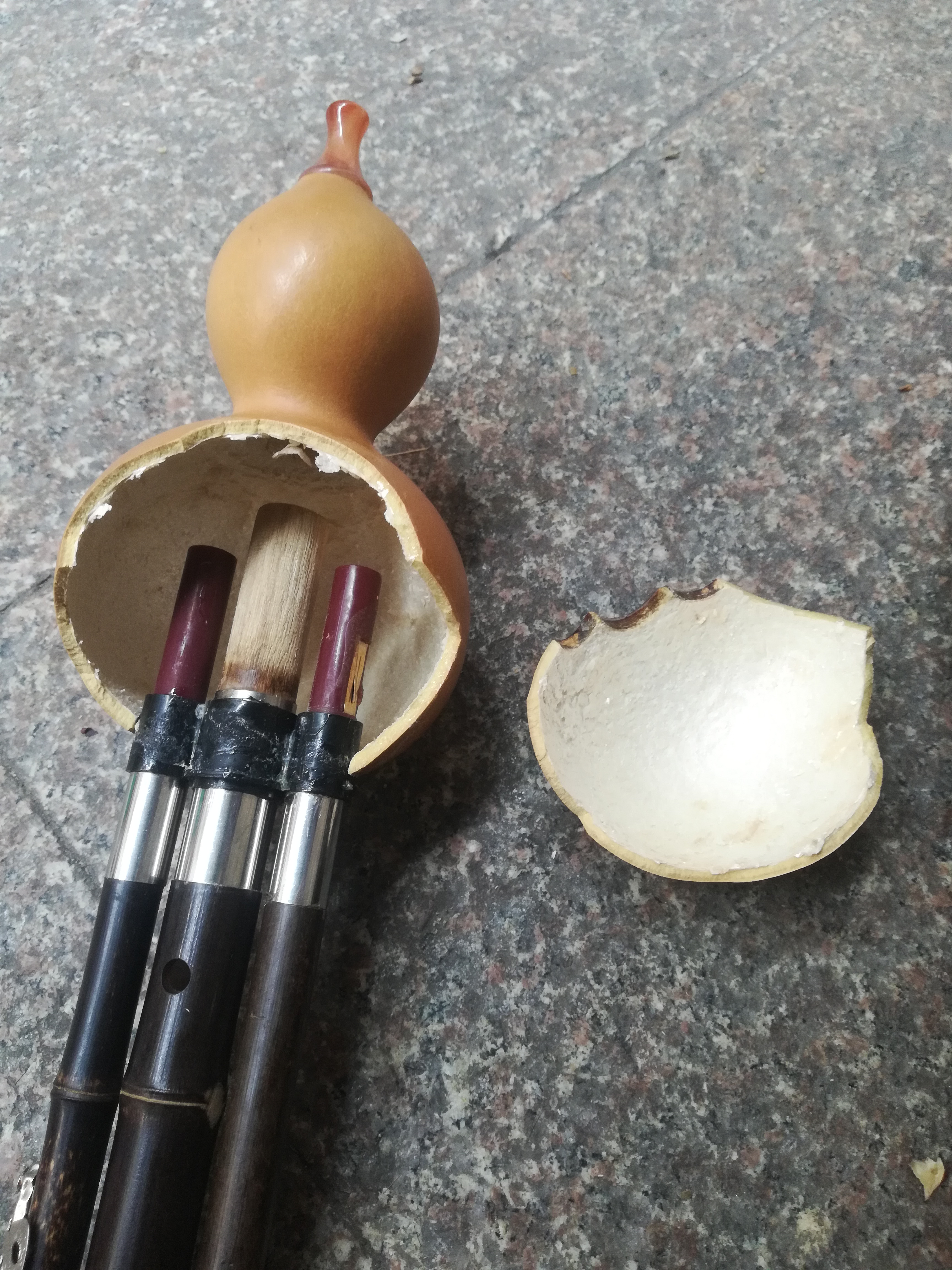 组图:又给人排忧解难了:据这葫芦丝摔坏成这样还能返原,而且再摔也不