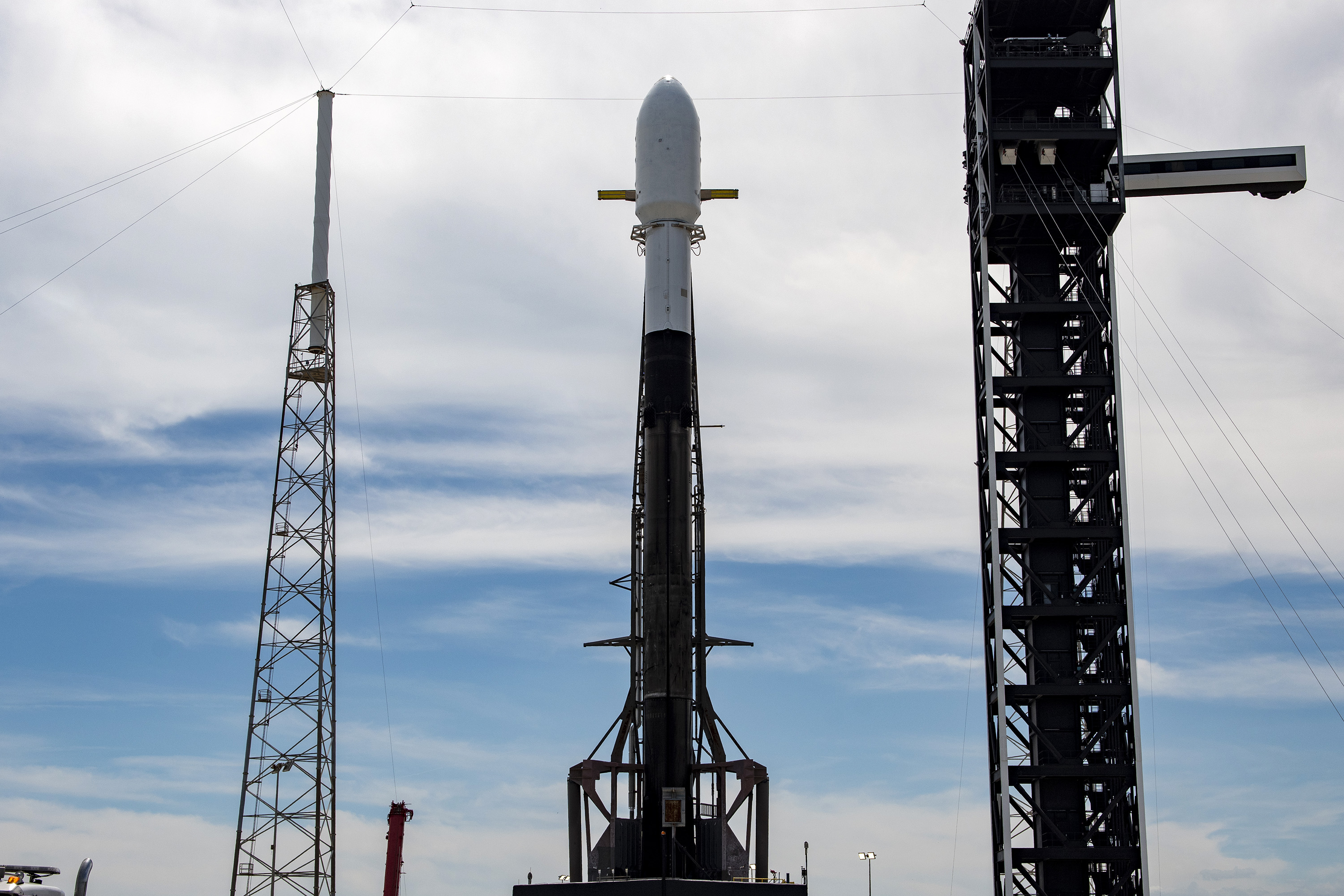 当地时间3月31日,spacex使用猎鹰九号火箭在佛罗里达州肯尼迪航天中心