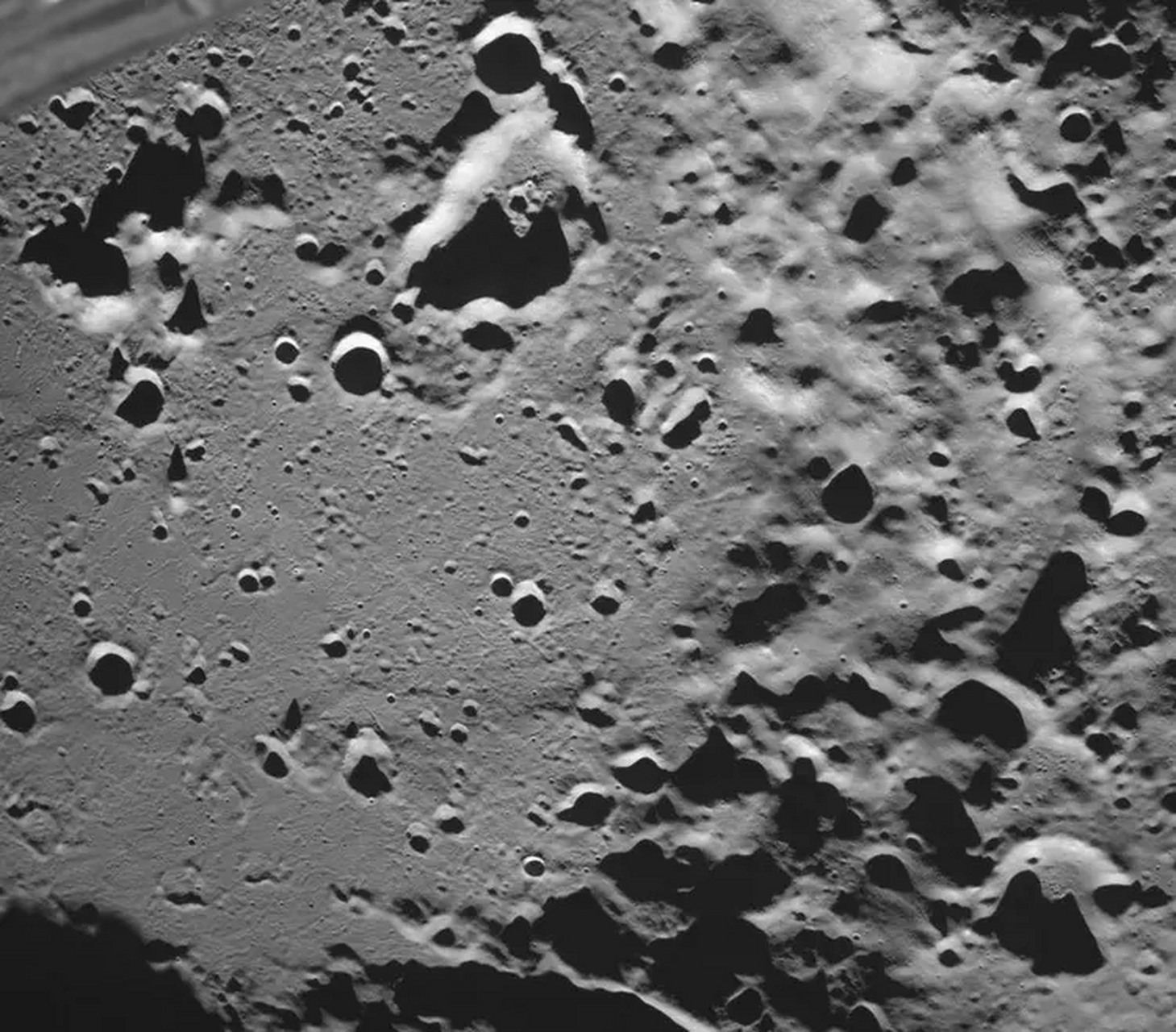 【俄罗斯"月球25号"传回的照片】 俄罗斯"月球25号"传回的自拍照和首