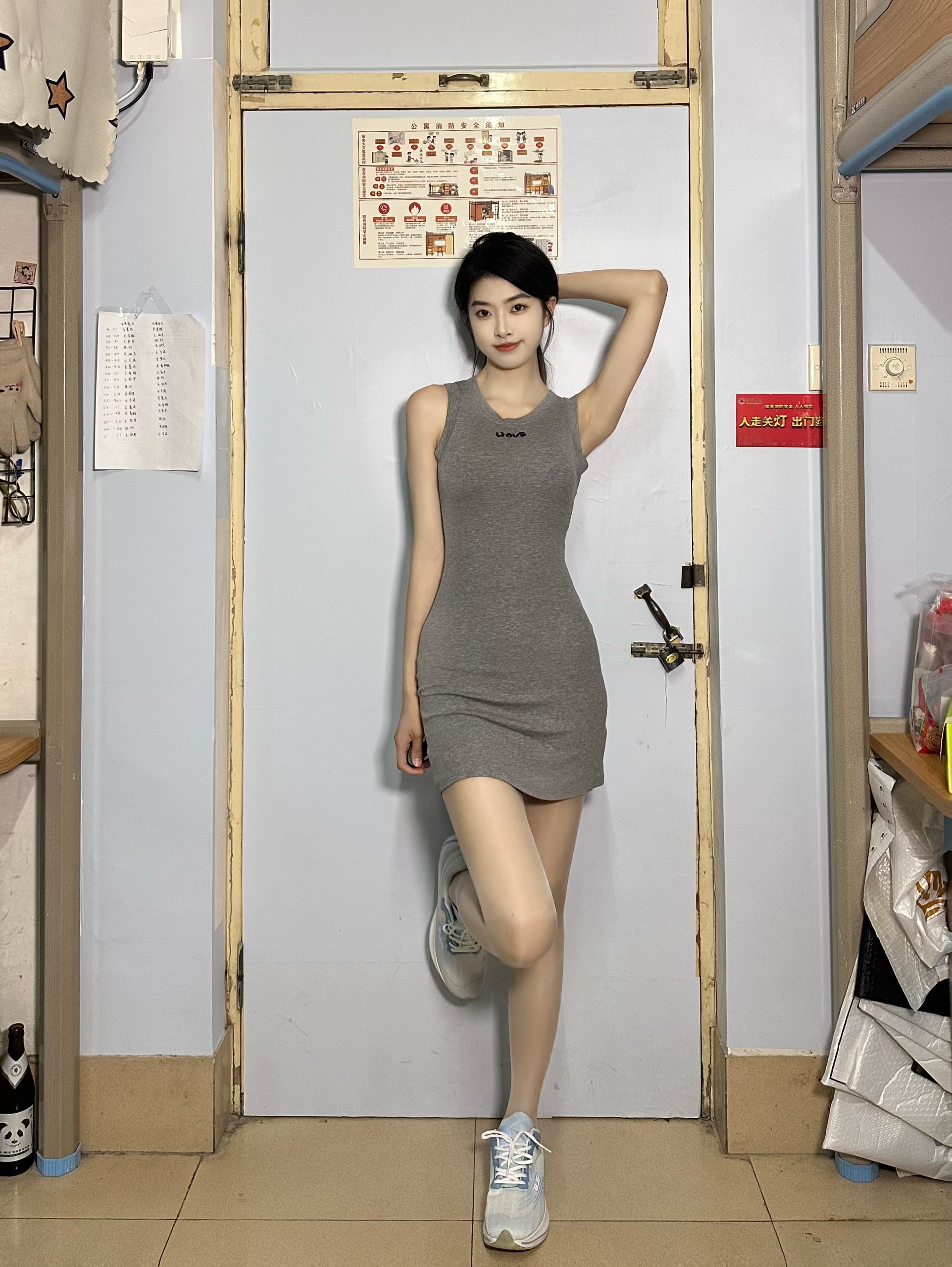 宿舍闺蜜穿上肉丝袜真的太美啦